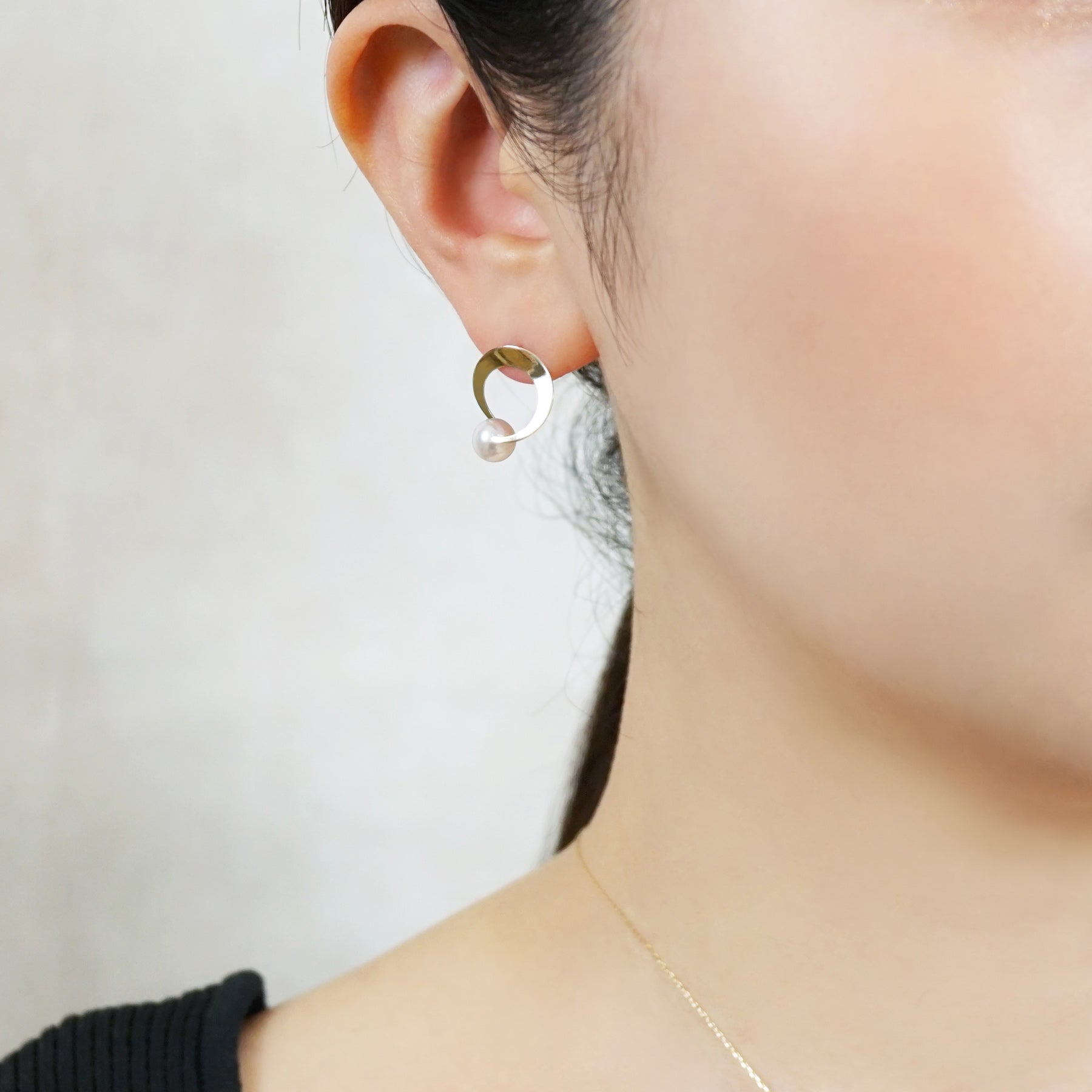 18K/10 Akoya Pearl Circle Design Earrings (Yellow Gold) - Model Image