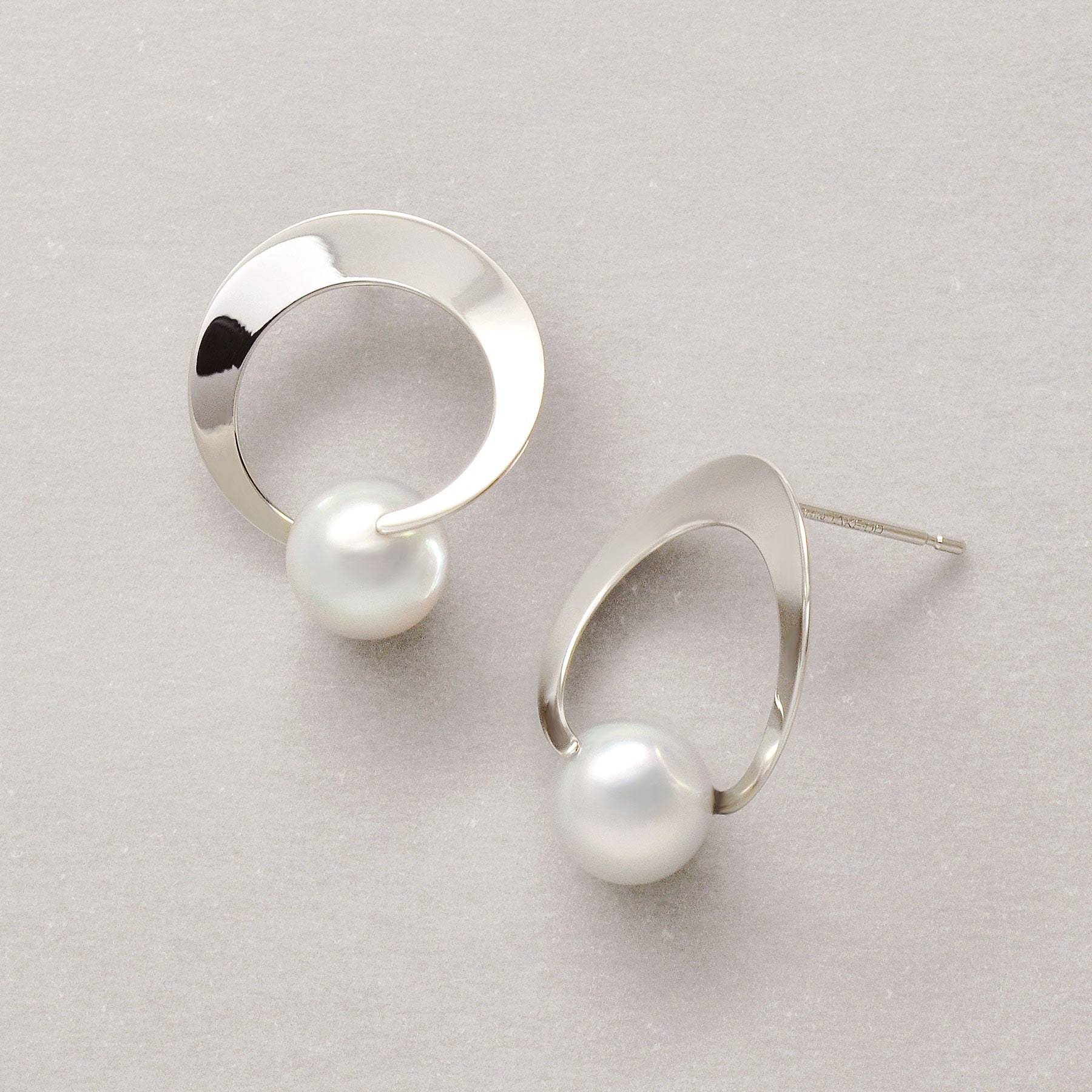 14K/10 Akoya Pearl Circle Design Earrings (White Gold) - Product Image