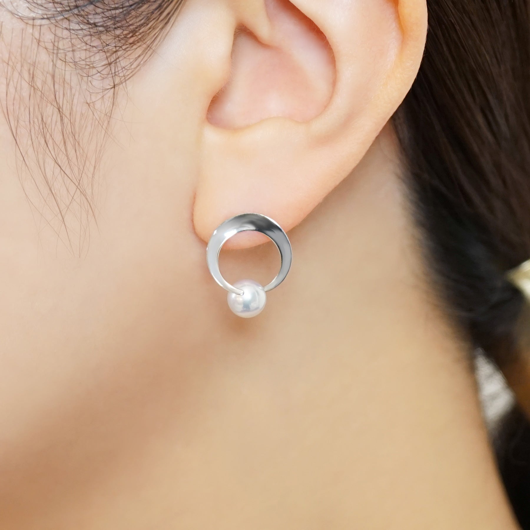 14K/10 Akoya Pearl Circle Design Earrings (White Gold) - Model Image