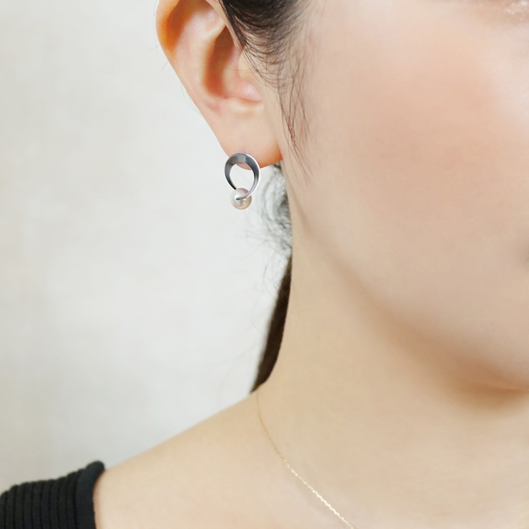 14K/10 Akoya Pearl Circle Design Earrings (White Gold) - Model Image