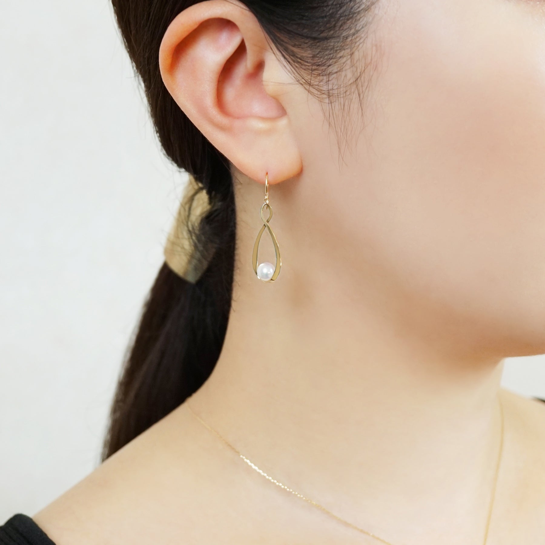 18K/10 Akoya Pearl Infinity Design Earrings (Yellow Gold) - Model Image