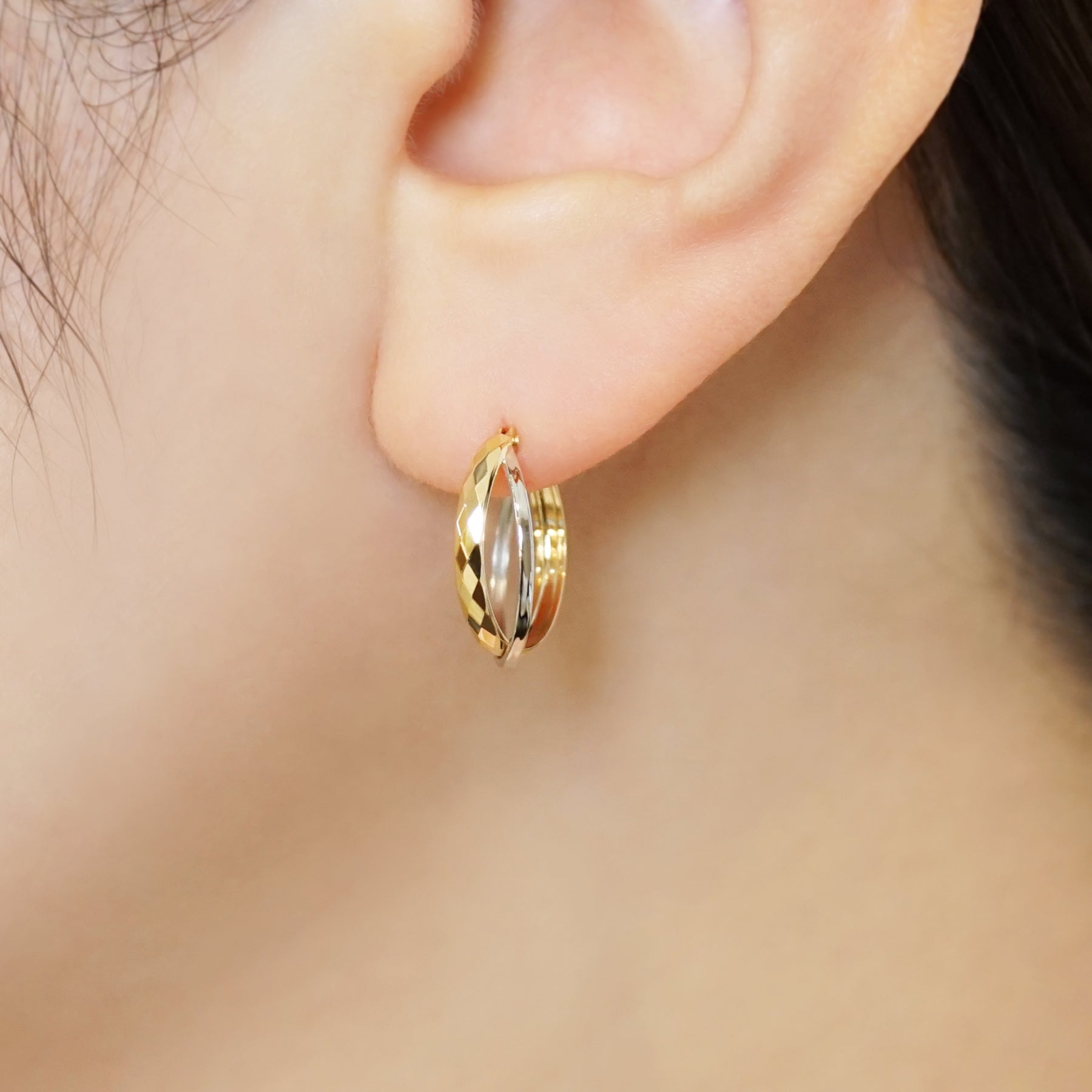 High Quality Bicolor Hoop Earrings [Large] (Platinum / 18K Yellow Gold) - Model Image