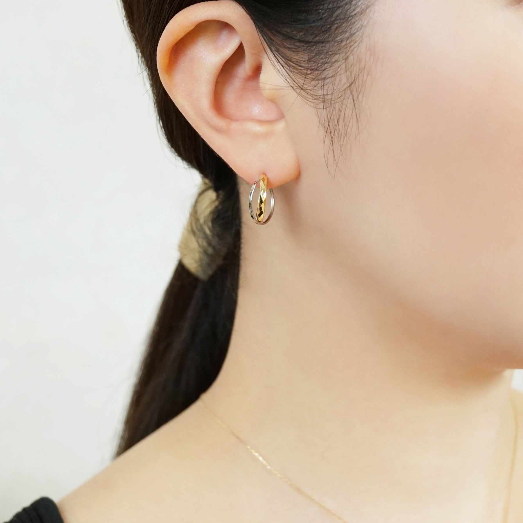 High Quality Bicolor Hoop Earrings [Large] (Platinum / 18K Yellow Gold) - Model Image