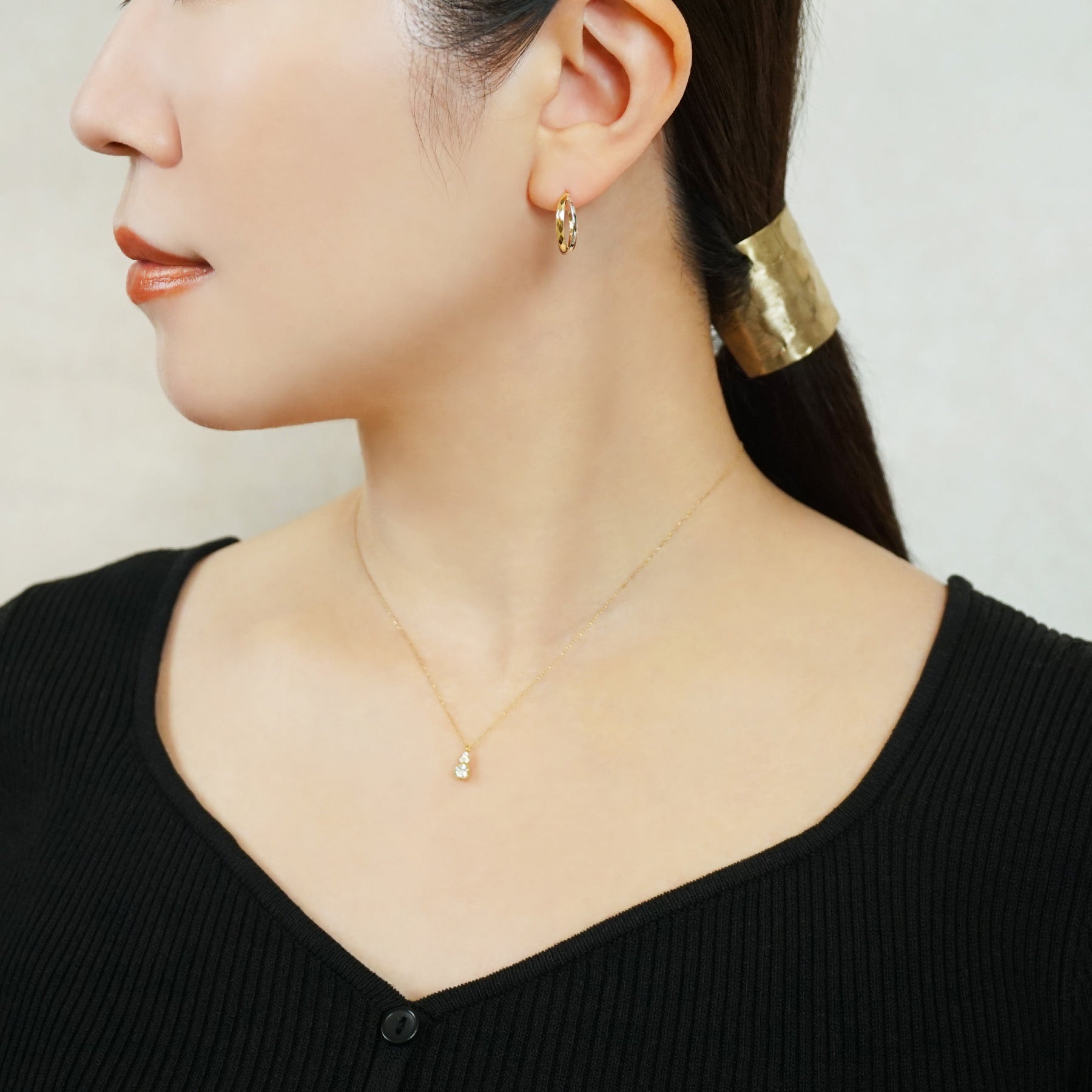 High Quality Bicolor Hoop Earrings [Large] (Platinum / 18K Yellow Gold) - Model Image