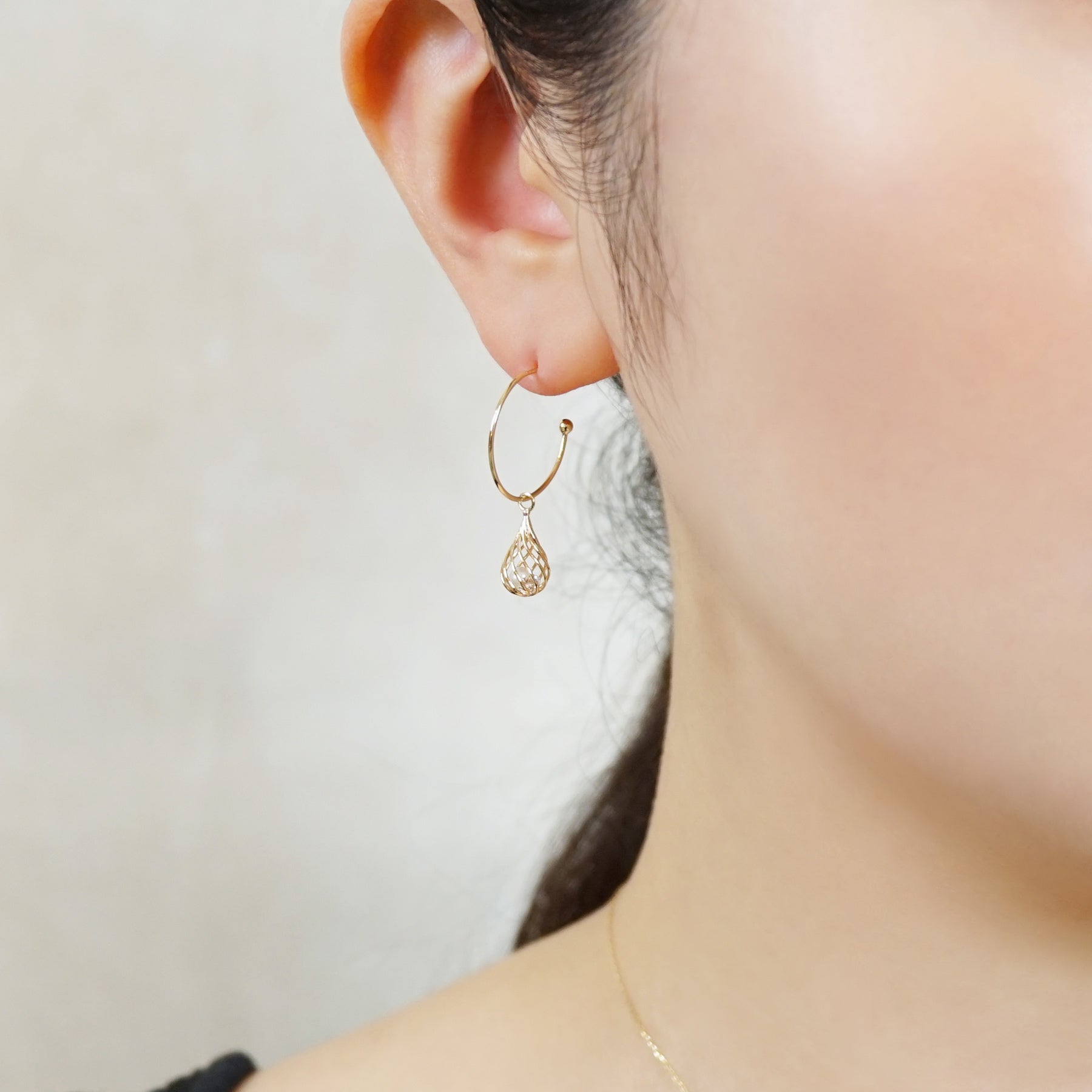 [Pannier] 18K/10K Freshwater Pearl Dew Drop Earrings (Yellow Gold) - Model Image