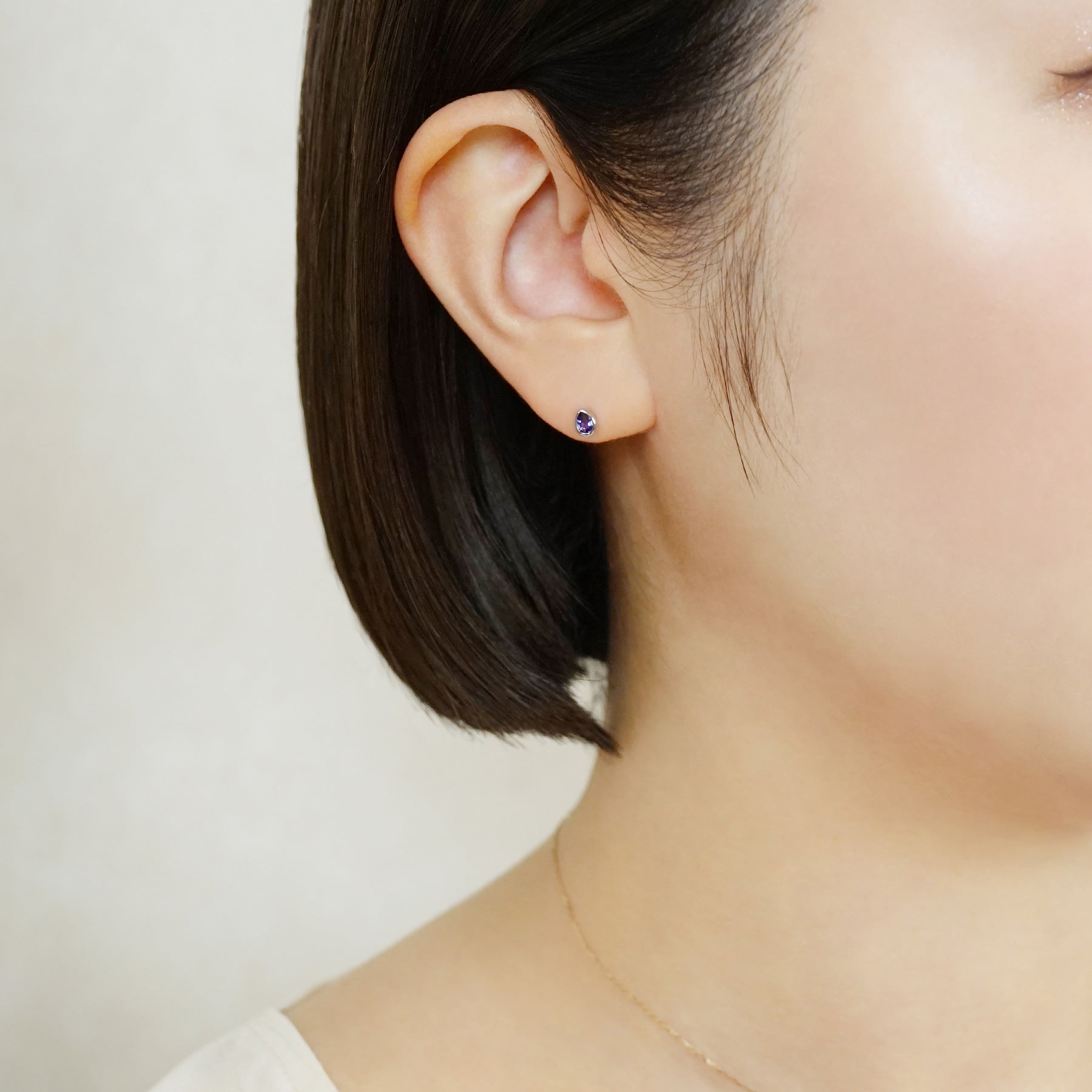 [Second Earrings] Platinum Iolite Dew Drop Earrings - Model Image