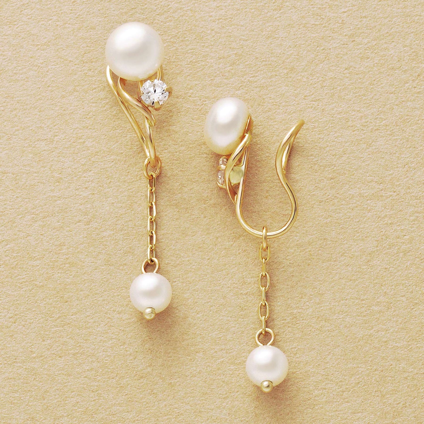 [Airy Clip-On Earrings] Swinging Pearl Charm Earrings (Yellow Gold) - Product Image