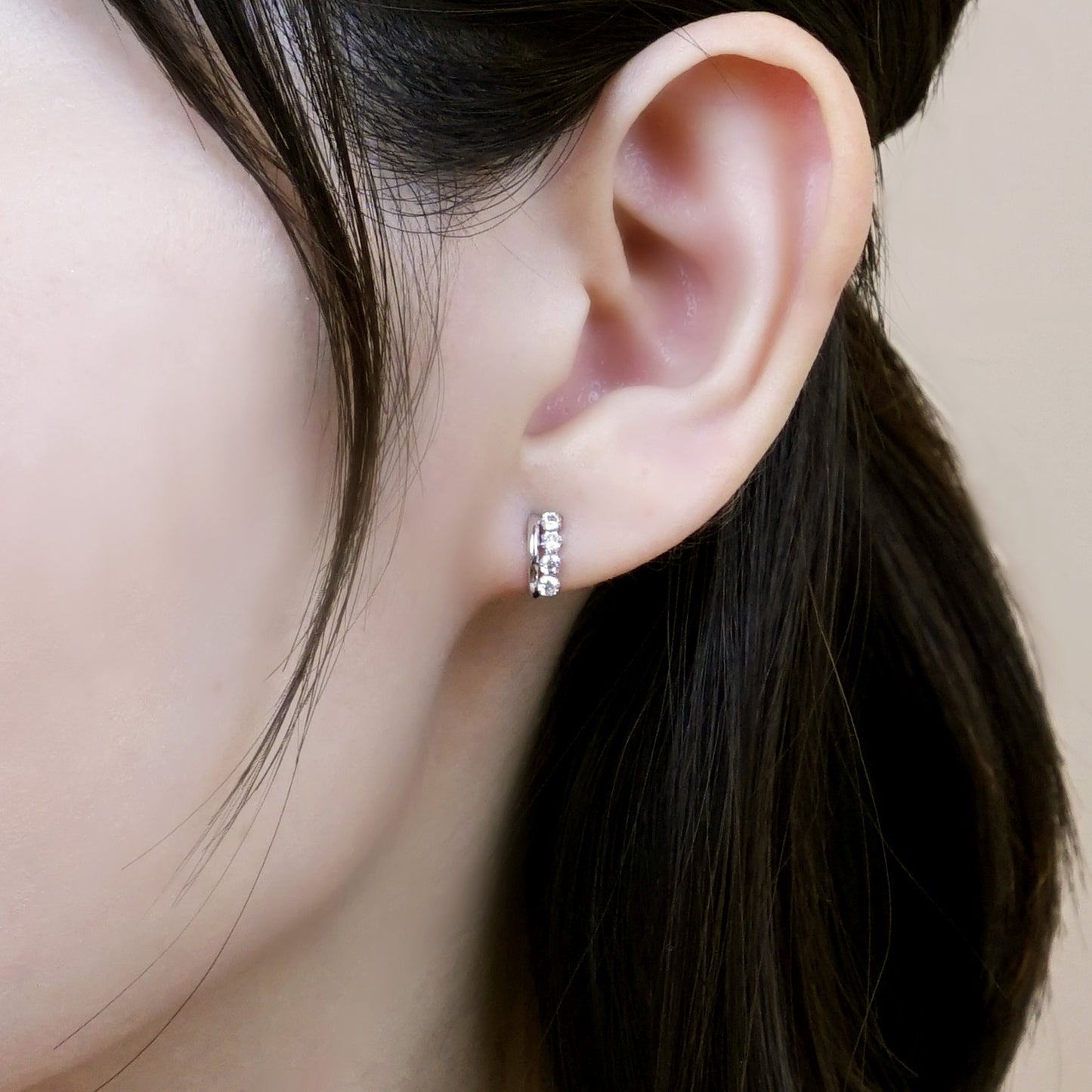 [Airy Clip-On Earrings] 4-Stone Glittering Circle Earrings (10K White Gold) - Model Image