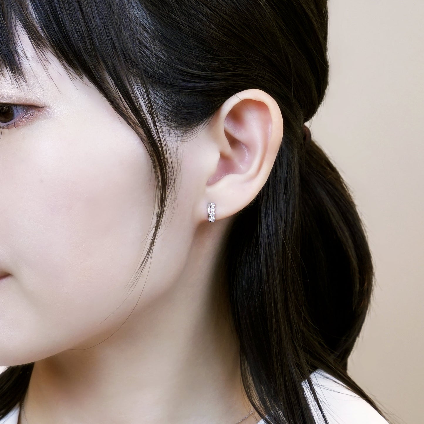 [Airy Clip-On Earrings] 4-Stone Glittering Circle Earrings (10K White Gold) - Model Image