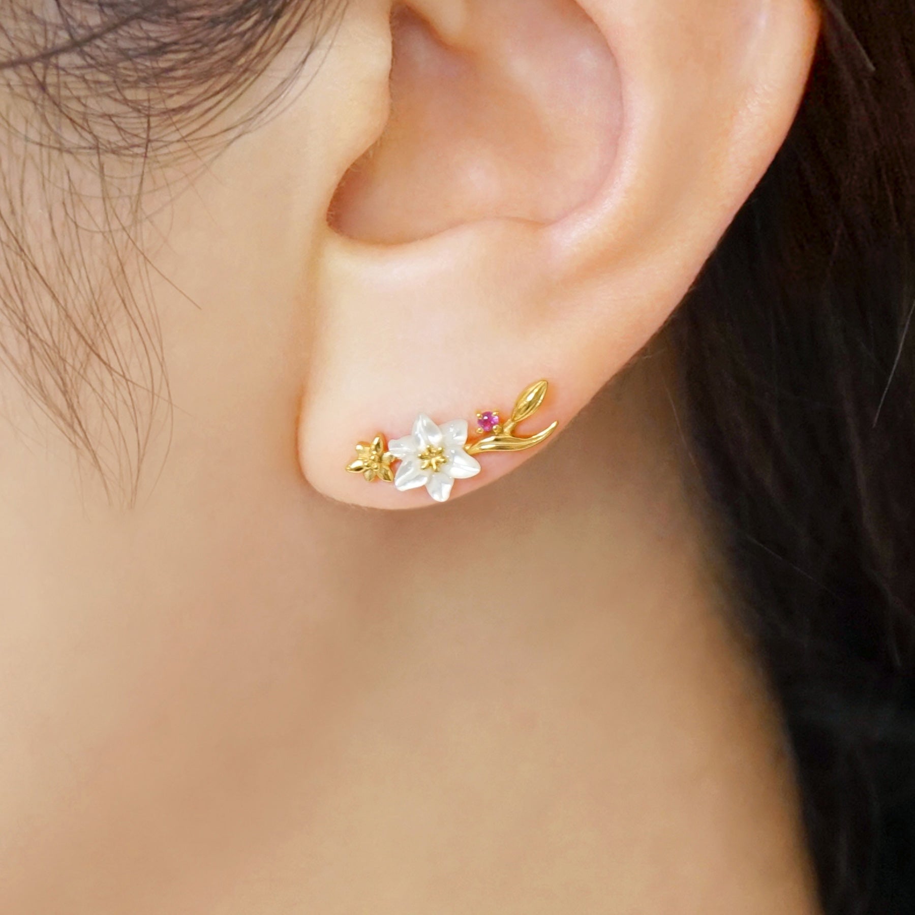 [Birth Flower Jewelry] July - Lily Single Earring - Model Image