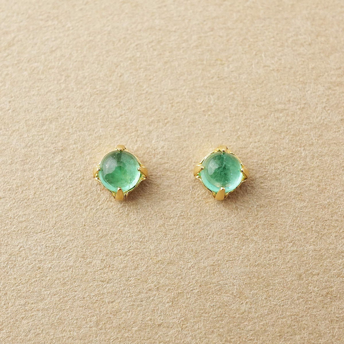[Second Earrings] 18K Cabochon-Cut Emerald Earrings (Yellow Gold) - Product Image