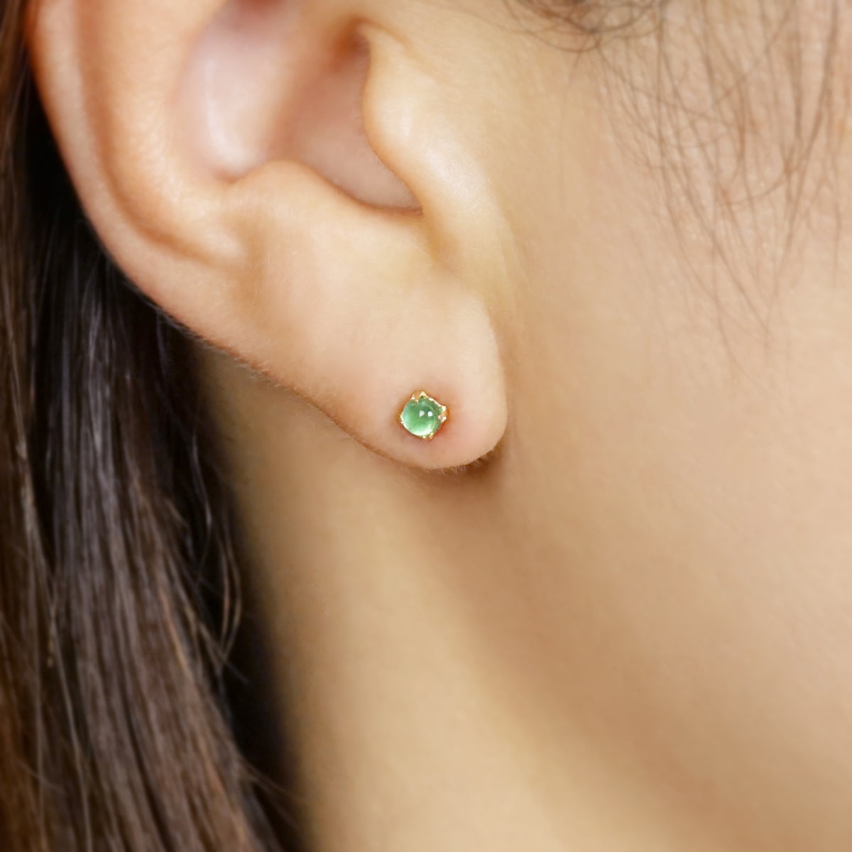 [Second Earrings] 18K Cabochon-Cut Emerald Earrings (Yellow Gold) - Model Image