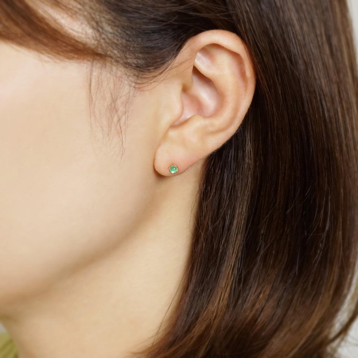 [Second Earrings] 18K Cabochon-Cut Emerald Earrings (Yellow Gold) - Model Image
