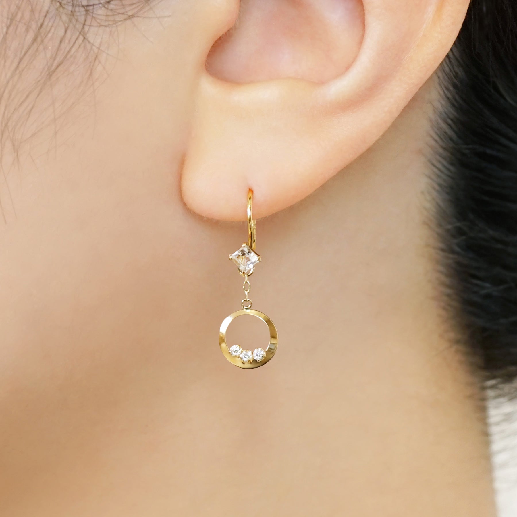 [Palette] 10K Moissanite Charms [Star Stream] (Yellow Gold) - Model Image