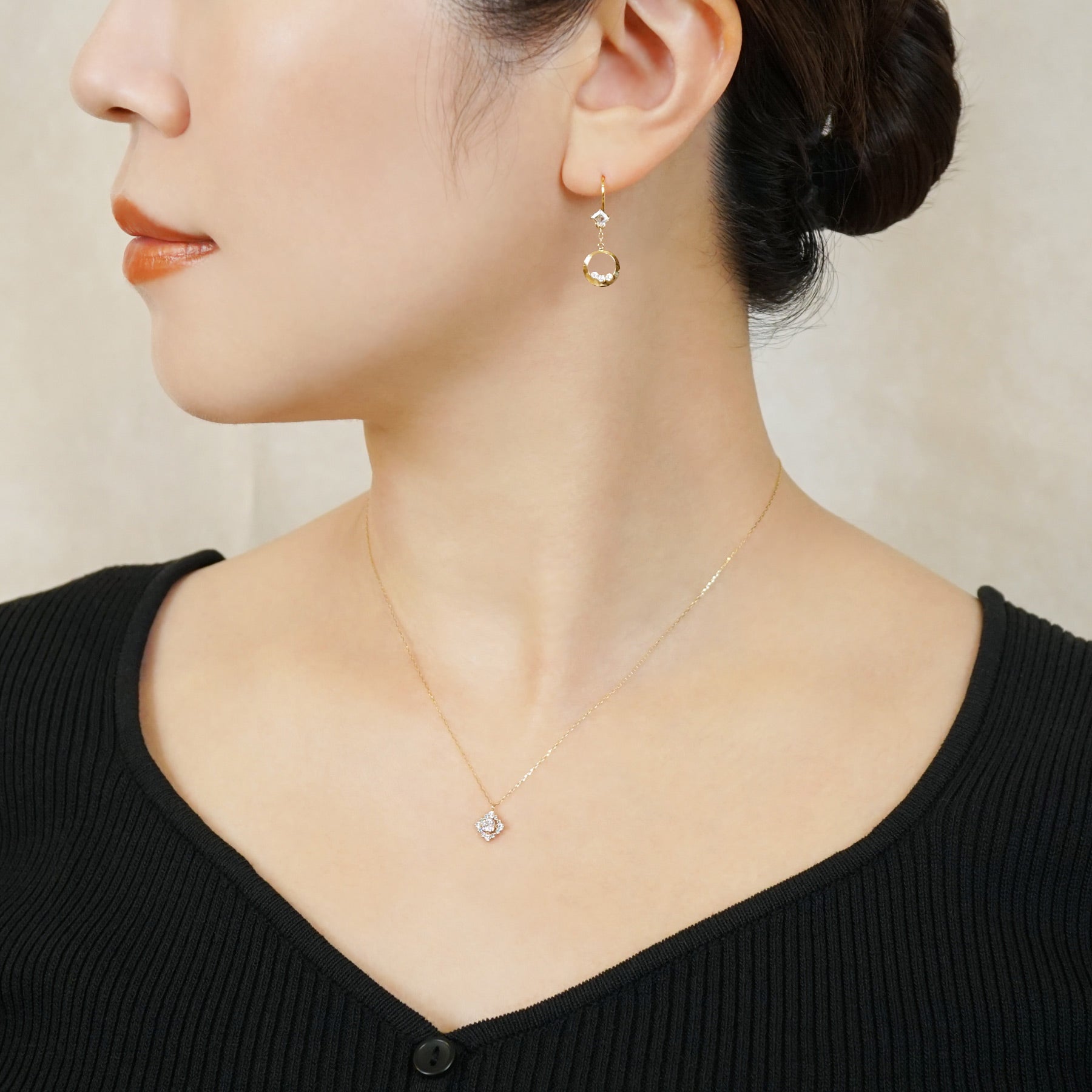 [Palette] 10K Moissanite Charms [Star Stream] (Yellow Gold) - Model Image