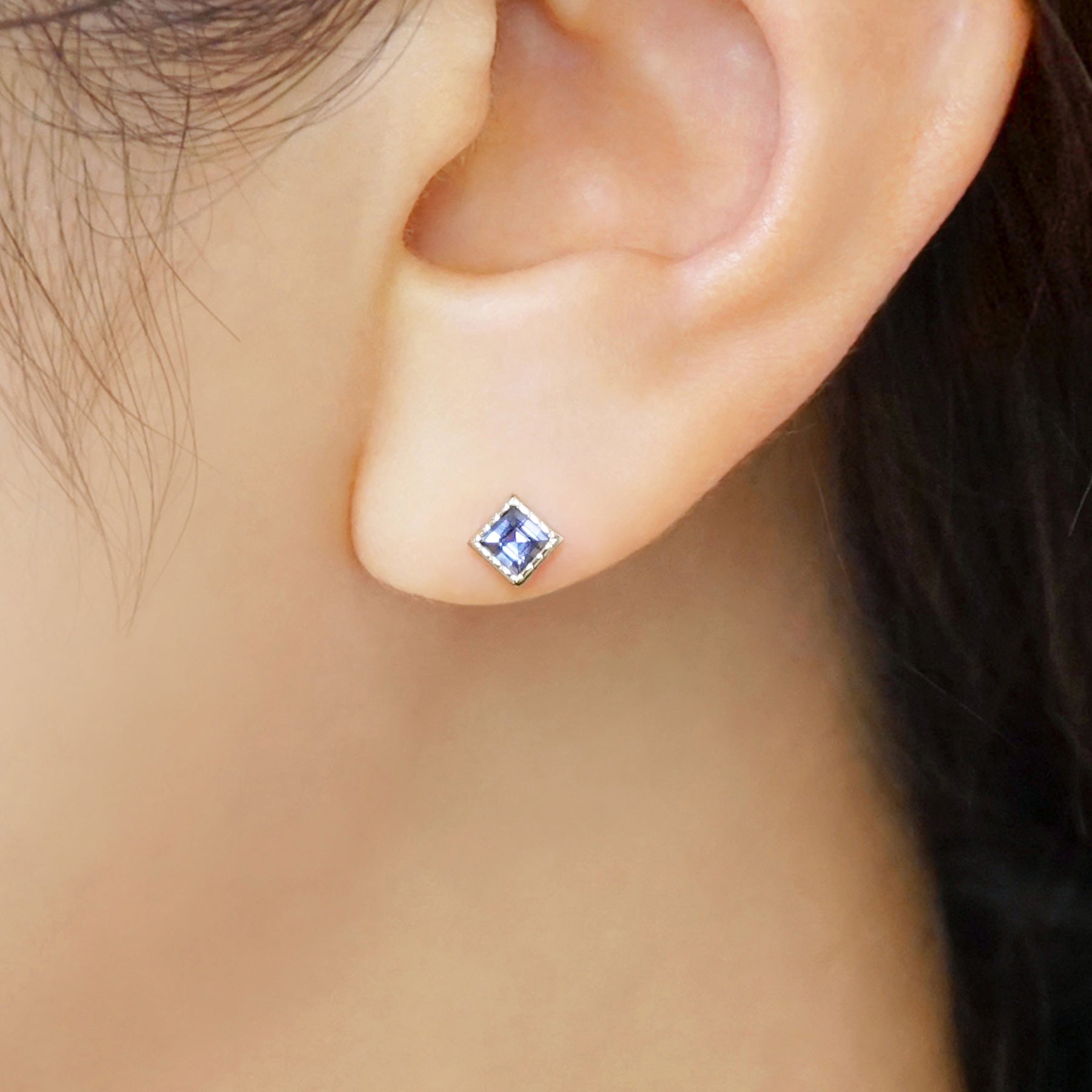 [Second Earrings] Platinum Iolite Square Cut Earrings - Model Image