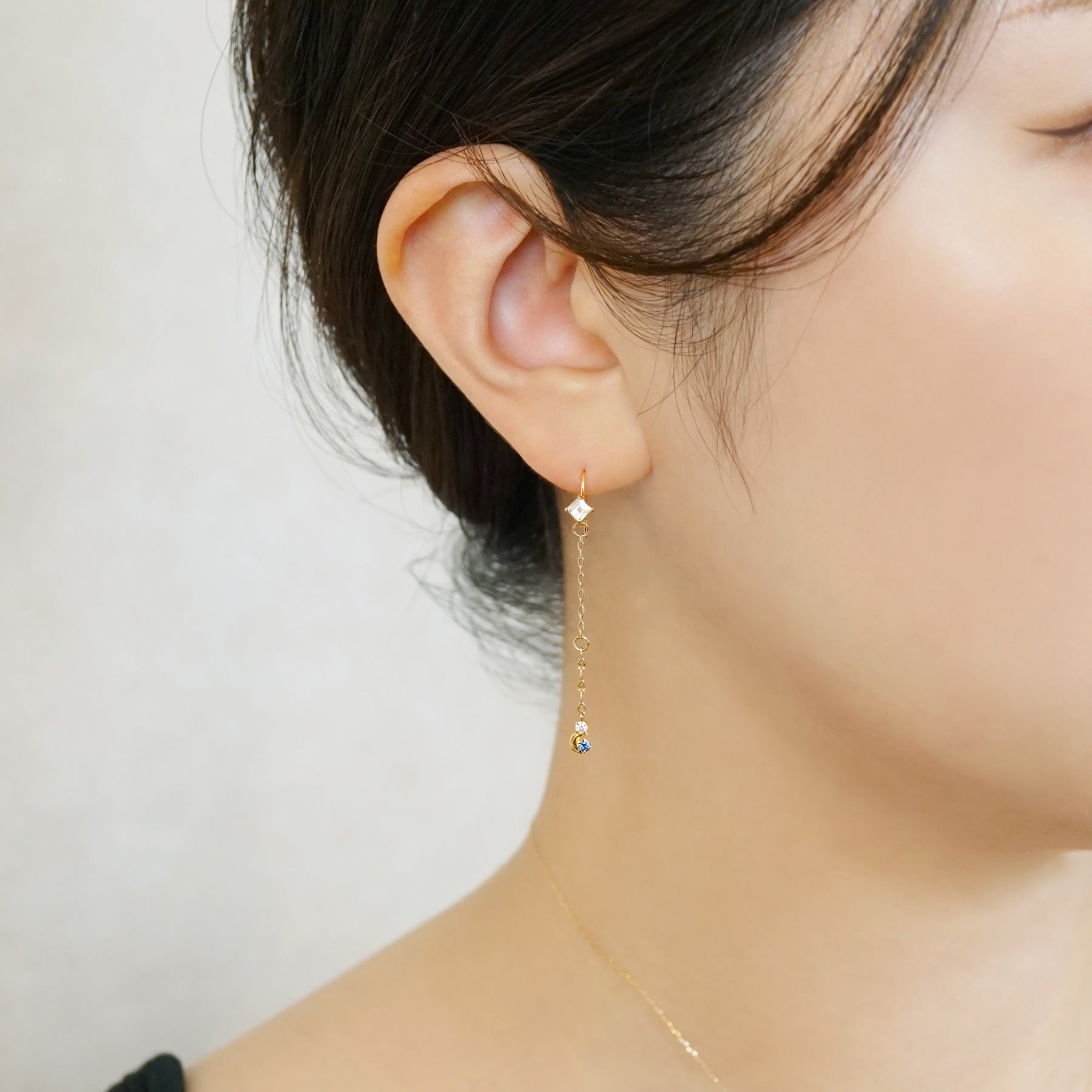 [Palette] 10K Moon & Star Moissanite 2Way Charms [Star Trail] (Yellow Gold) - Model Image