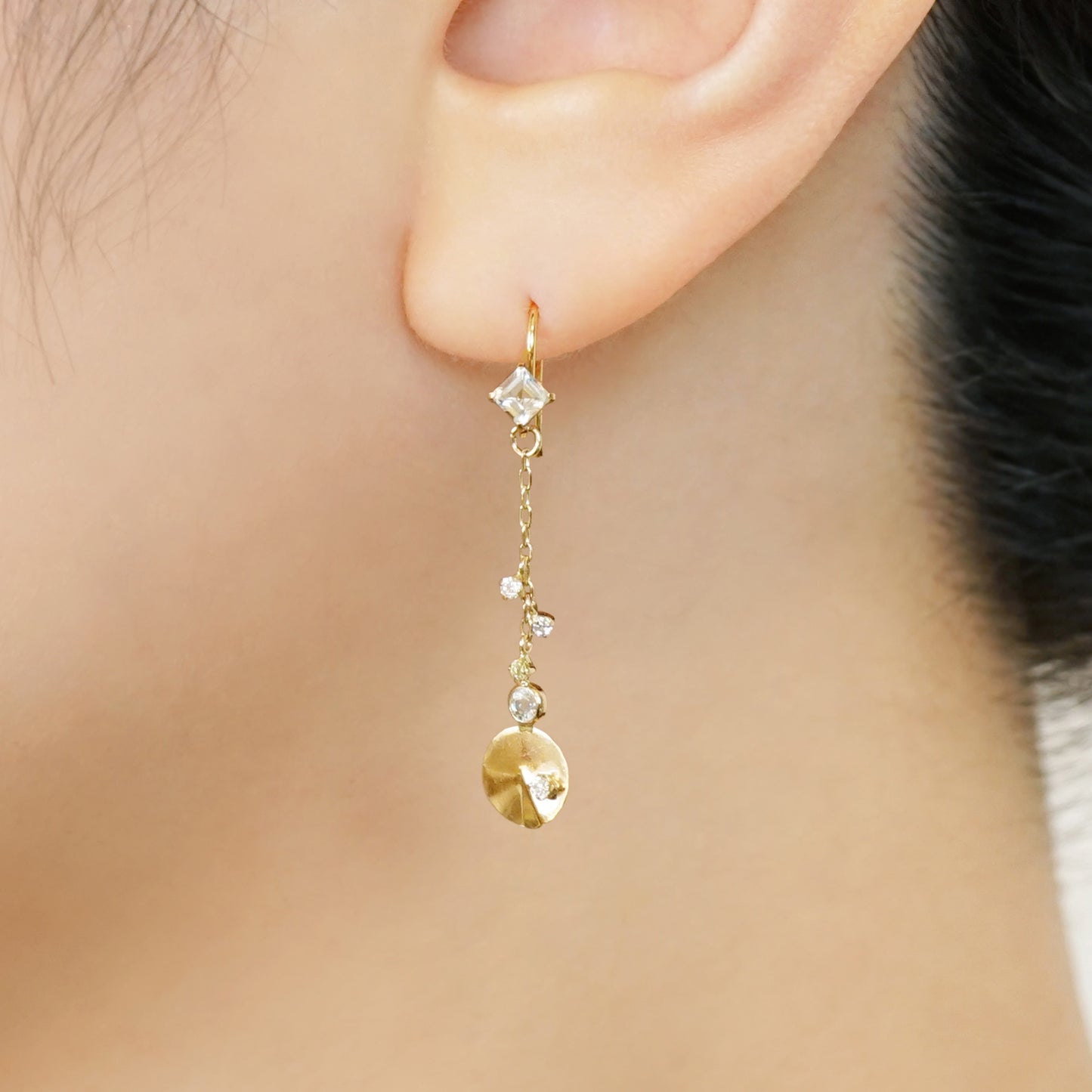 [Palette] 10K Moissanite Charms [Moon & Earth] (Yellow Gold) - Model Image