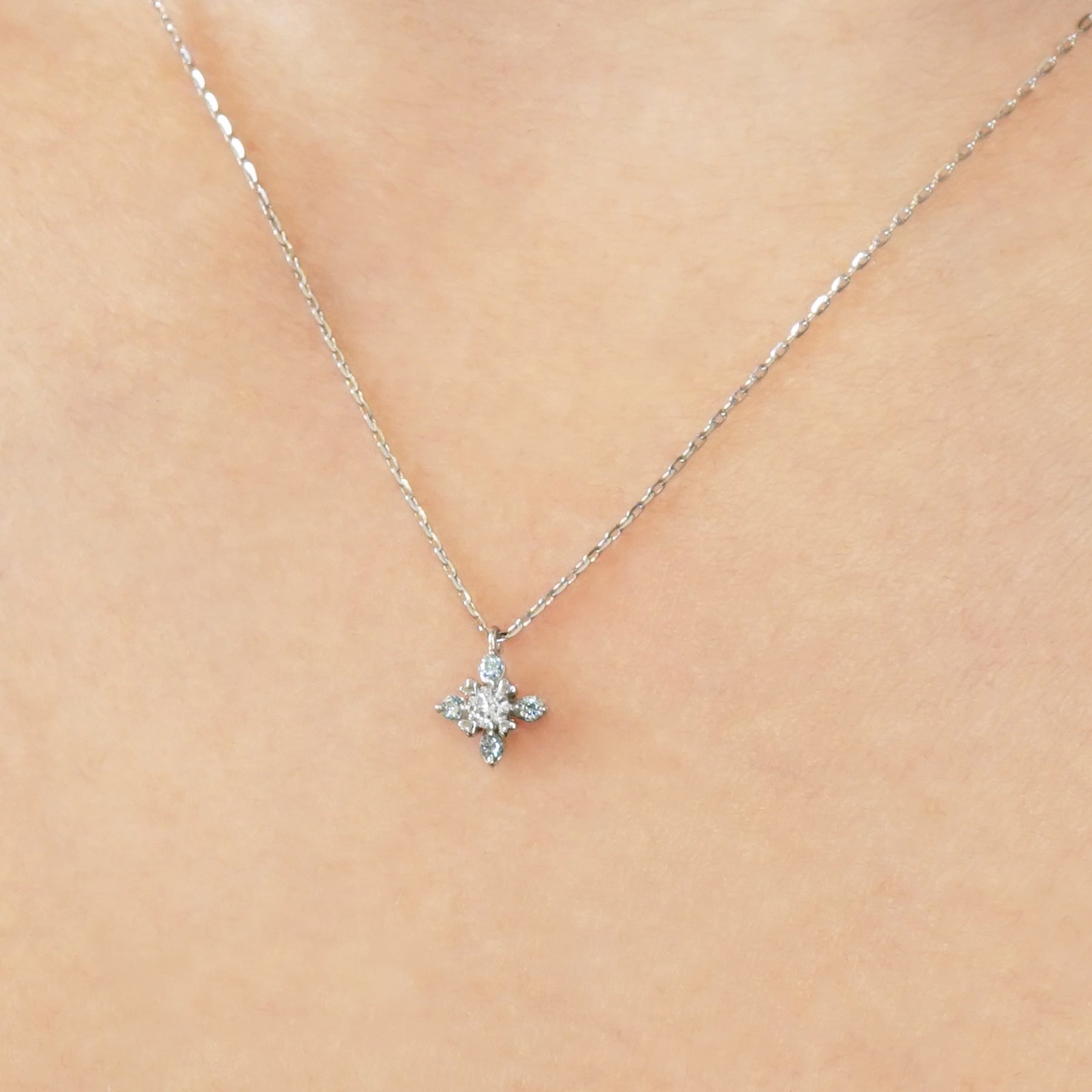 Platinum Diamond Heart Prong Setting Necklace [Ice Blue] - Model Image