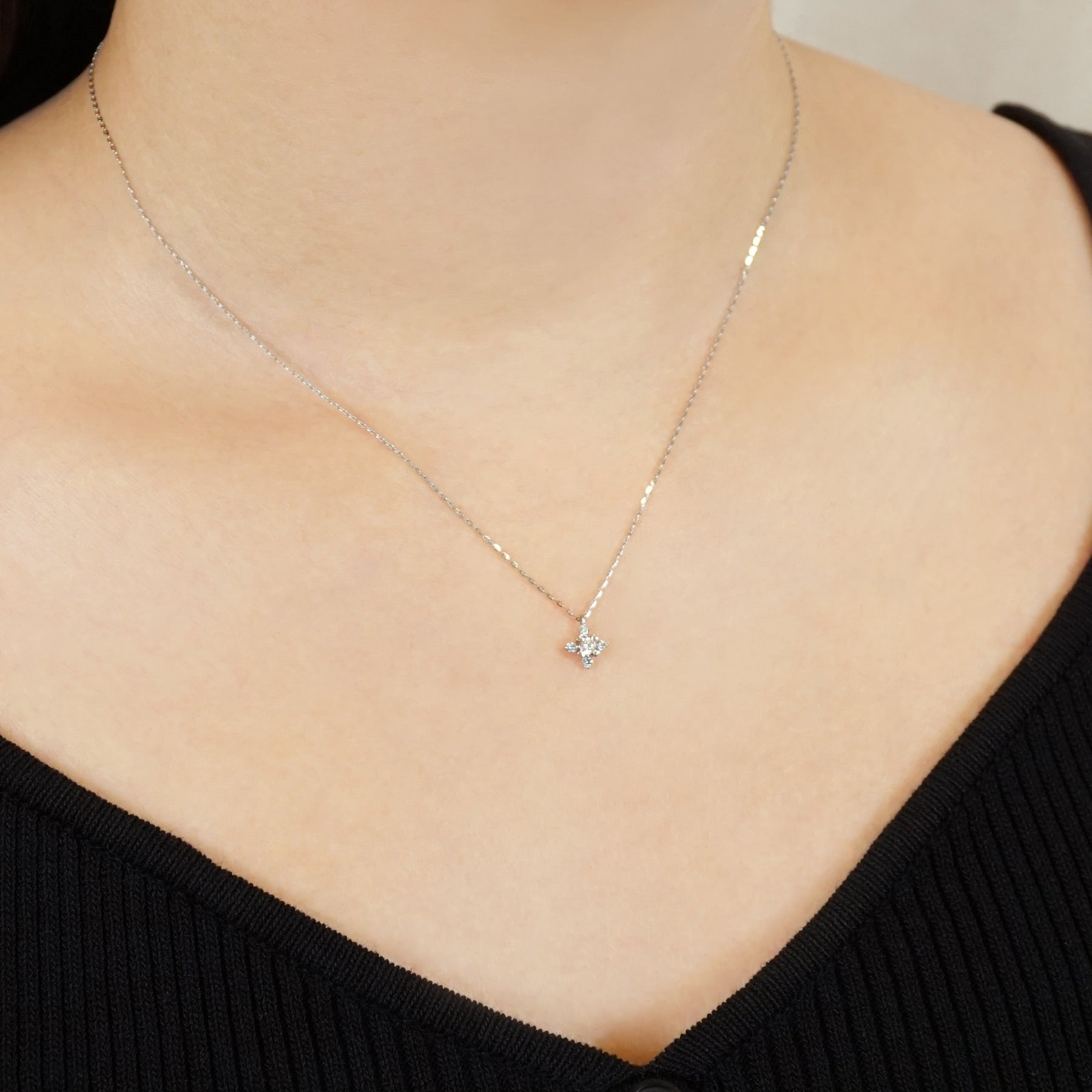 Platinum Diamond Heart Prong Setting Necklace [Ice Blue] - Model Image