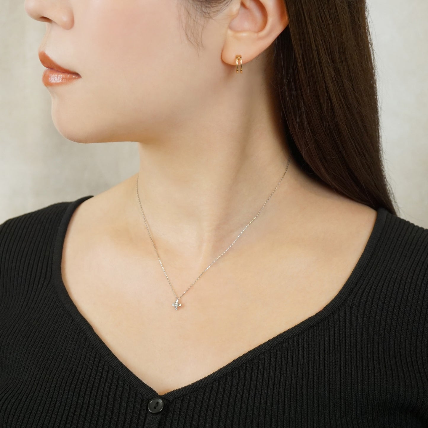 Platinum Diamond Heart Prong Setting Necklace [Ice Blue] - Model Image