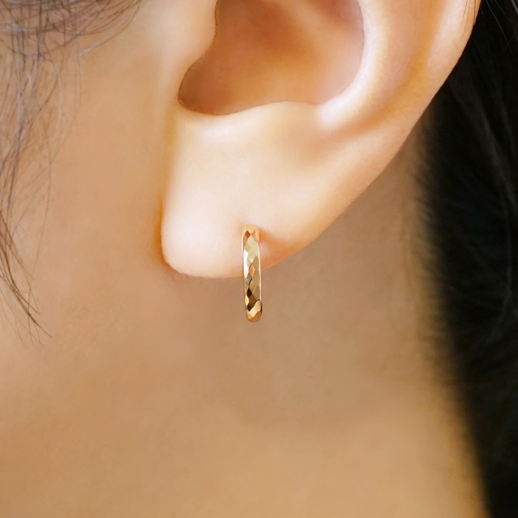 [WEB Exclusive] 18K/10K Rhombus Cut Hoop Earrings (Rose Gold) - Model Image