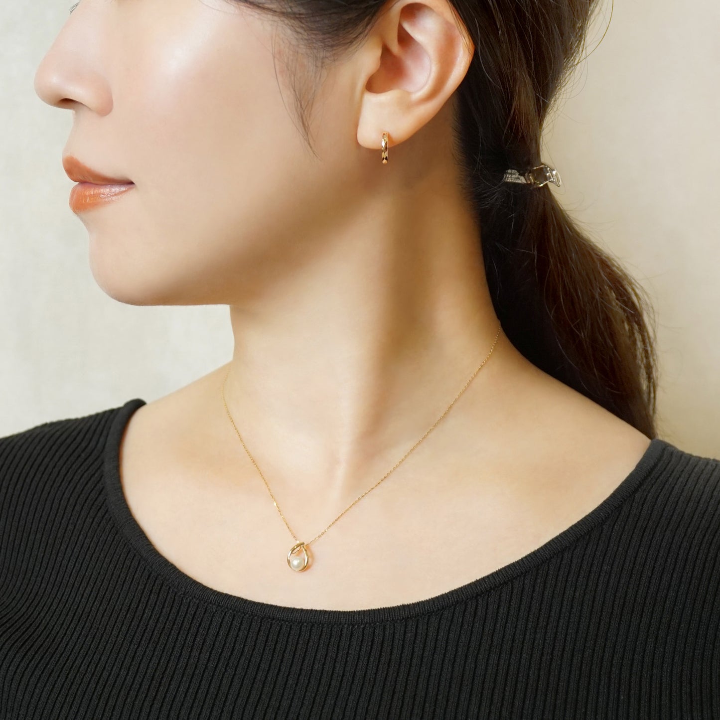 [WEB Exclusive] 18K/10K Rhombus Cut Hoop Earrings (Rose Gold) - Model Image