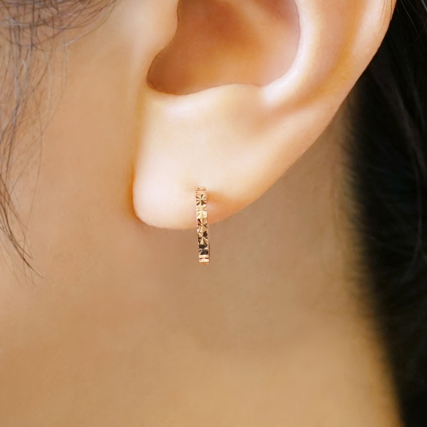 [WEB Exclusive] 18K/10K Flower Cut Slender Hoop Earrings (Rose Gold) - Model Image
