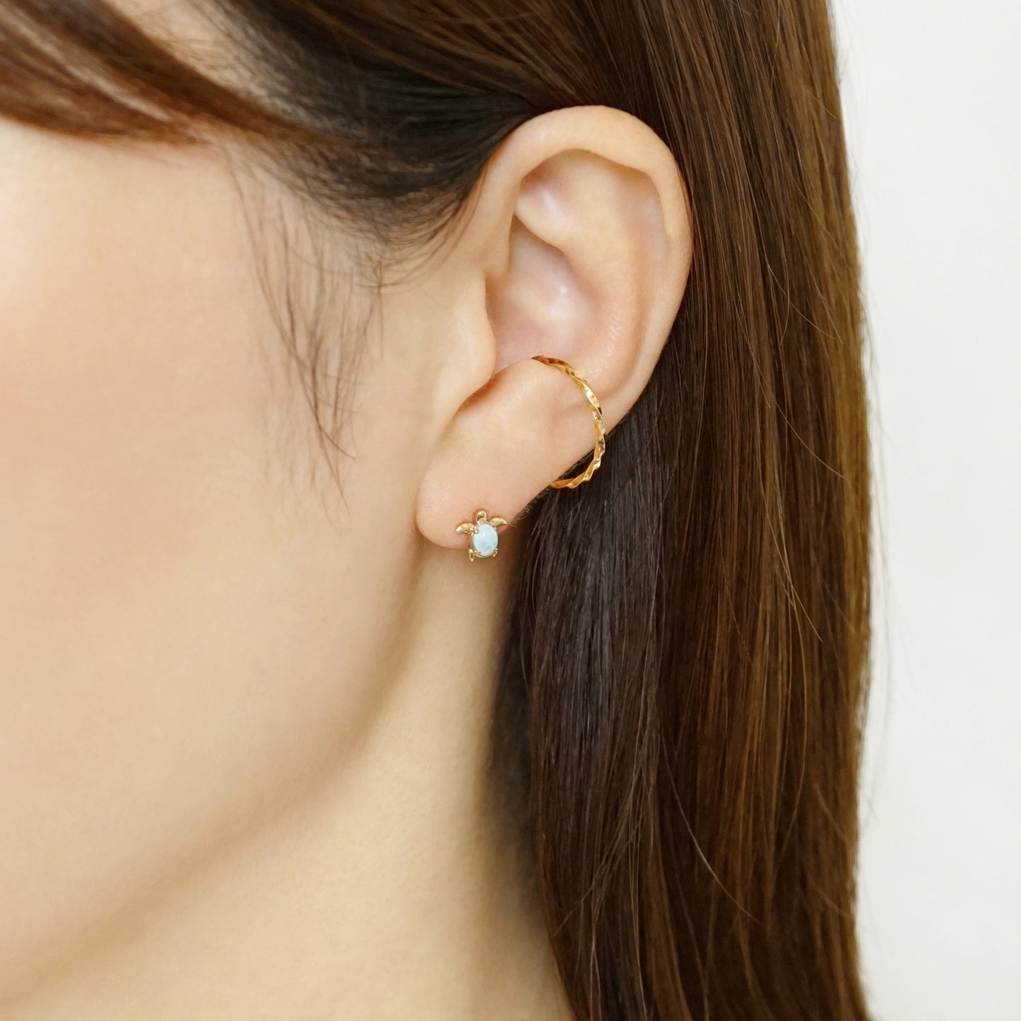 [Solo Earring] 18K/10K Sea Turtle Single Earring (Yellow Gold) - Model Image