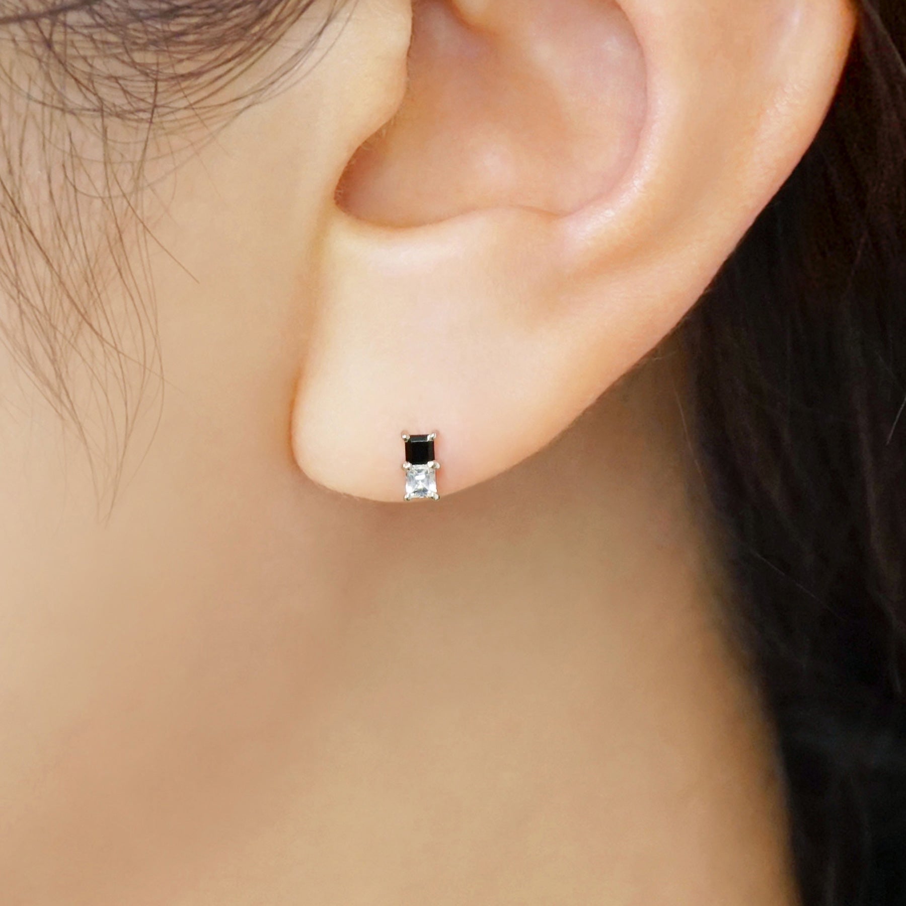 [Second Earrings] Platinum Onyx x White Topaz Earrings - Model Image