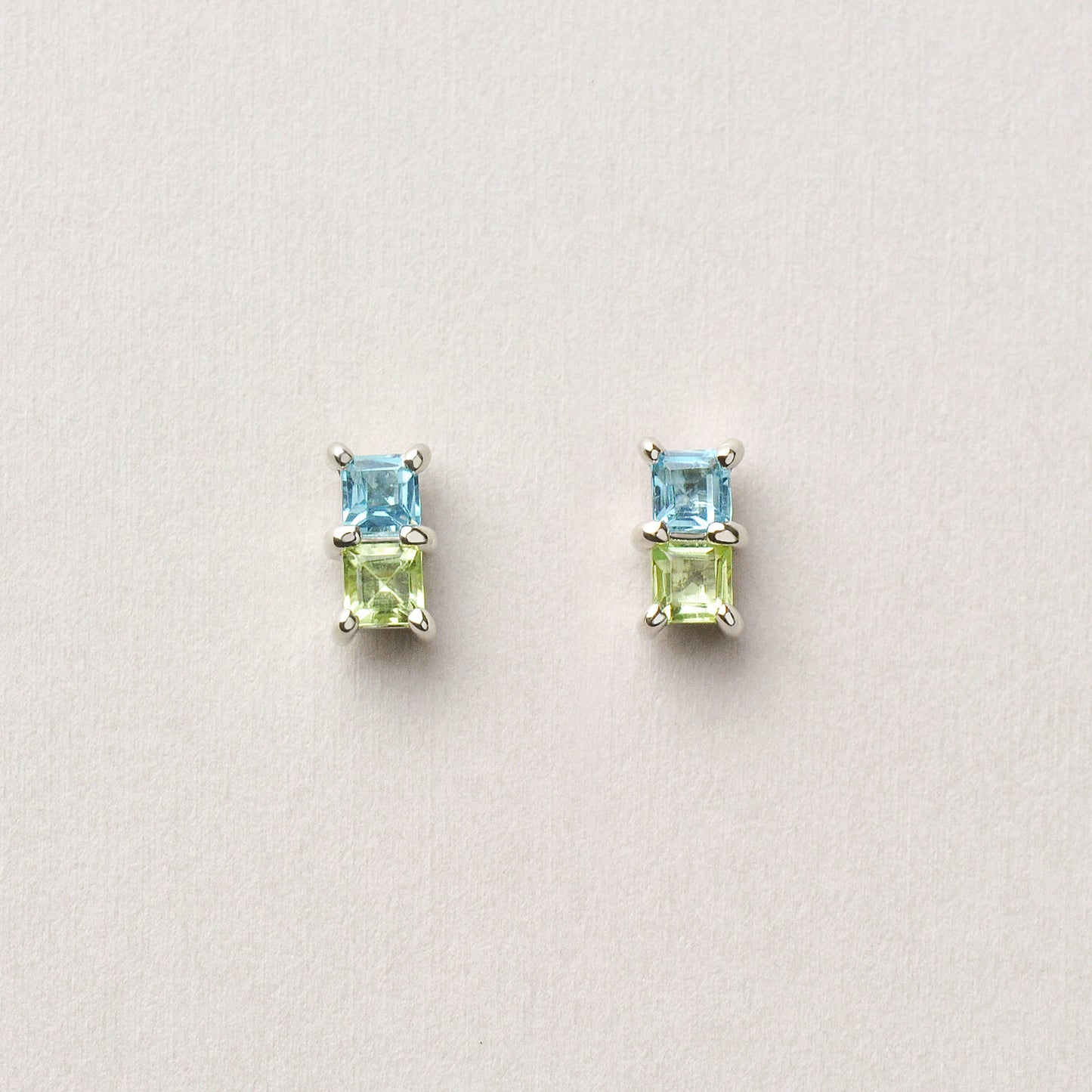 [Second Earrings] Platinum Blue Topaz x Peridot Earrings - Product Image
