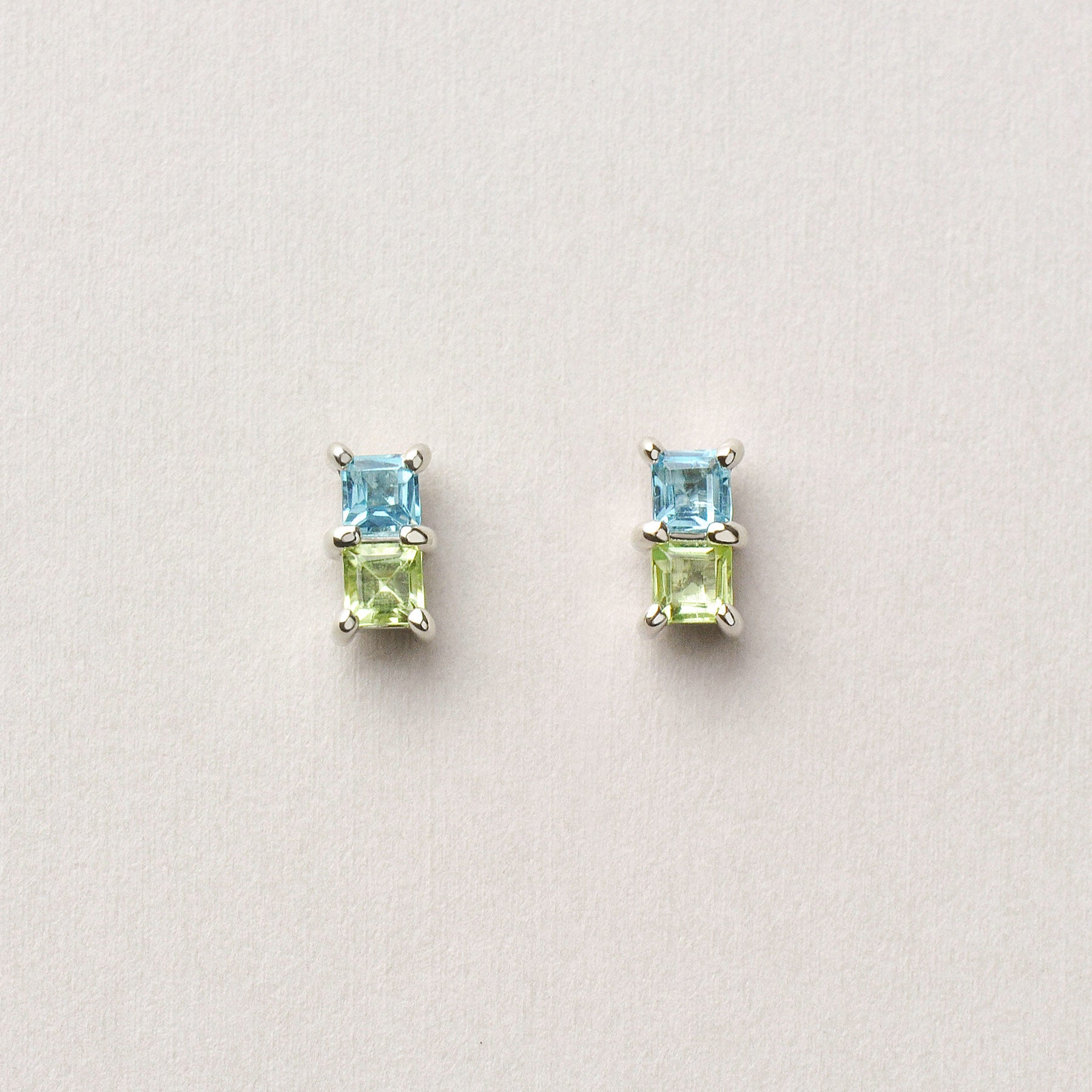 [Second Earrings] Platinum Blue Topaz x Peridot Earrings - Product Image