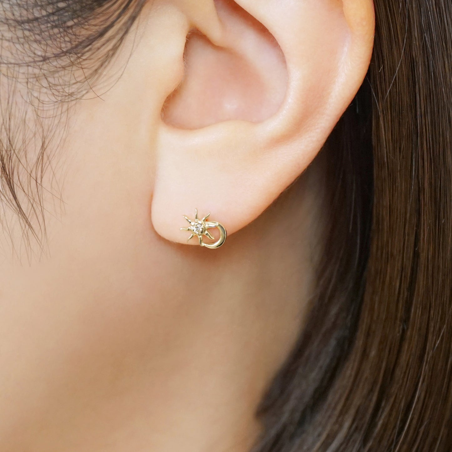 [Solo Earring] 18K/10K Sun & Moon Single Earring (Yellow Gold) - Model Image