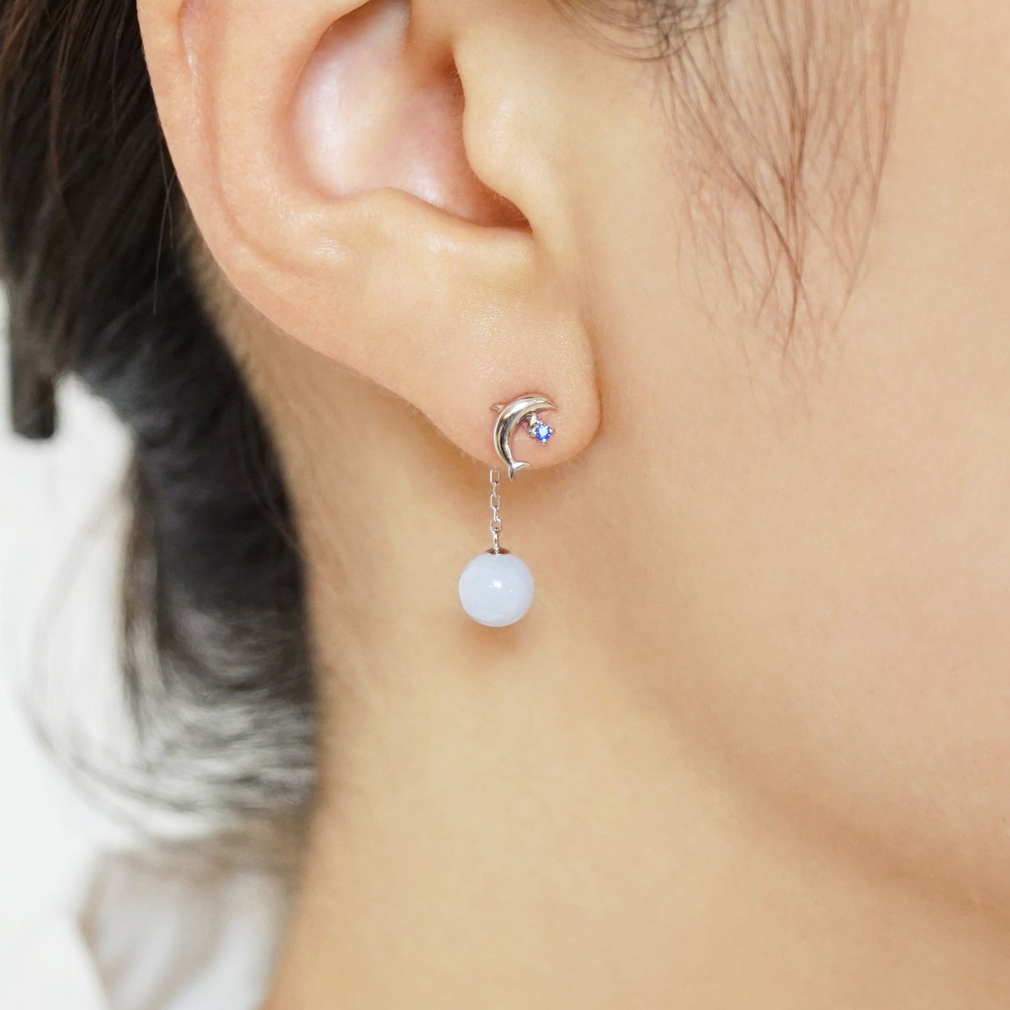 [Solo Earring] 18K/10K Dolphin Single Earring (White Gold) - Model Image