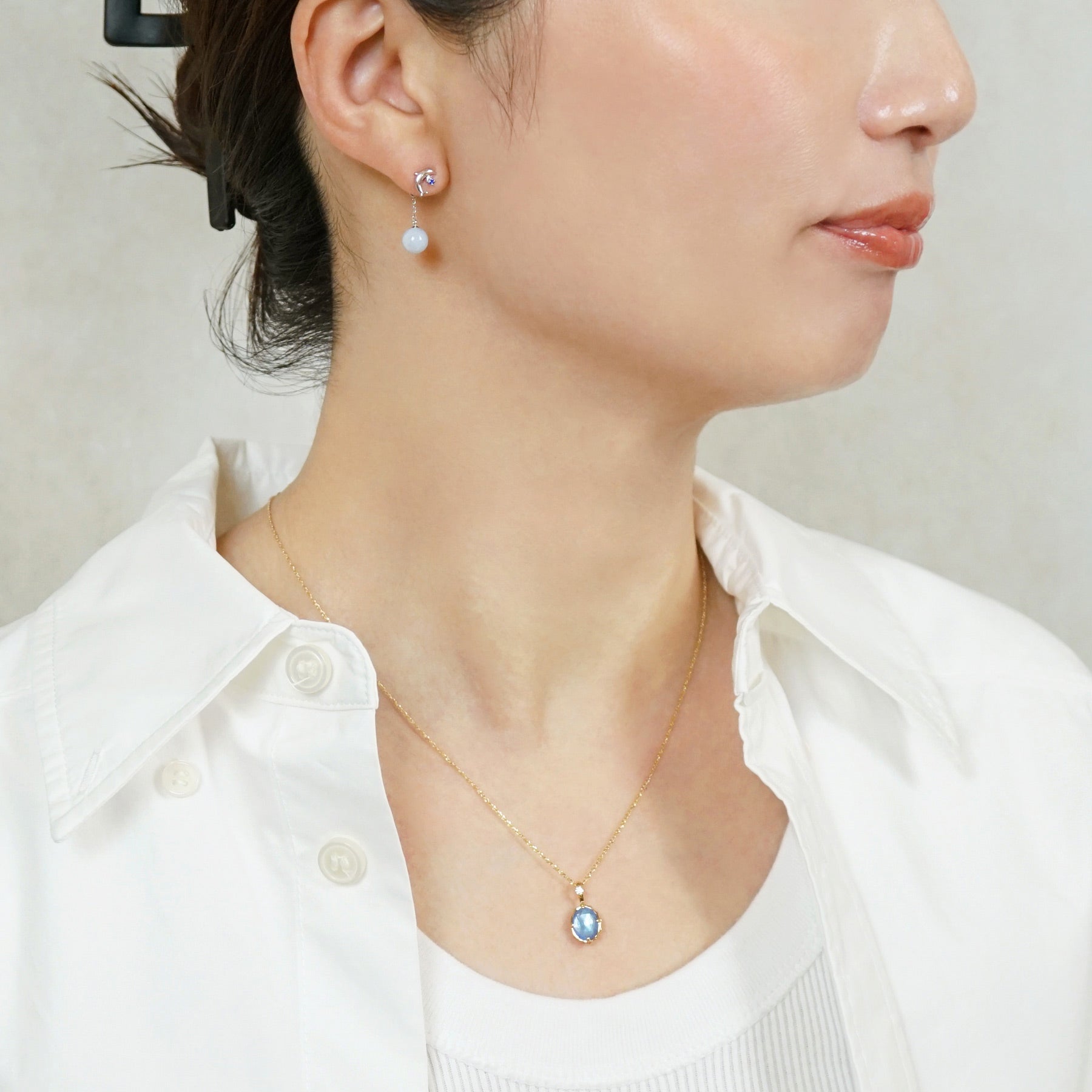 [Solo Earring] 18K/10K Dolphin Single Earring (White Gold) - Model Image