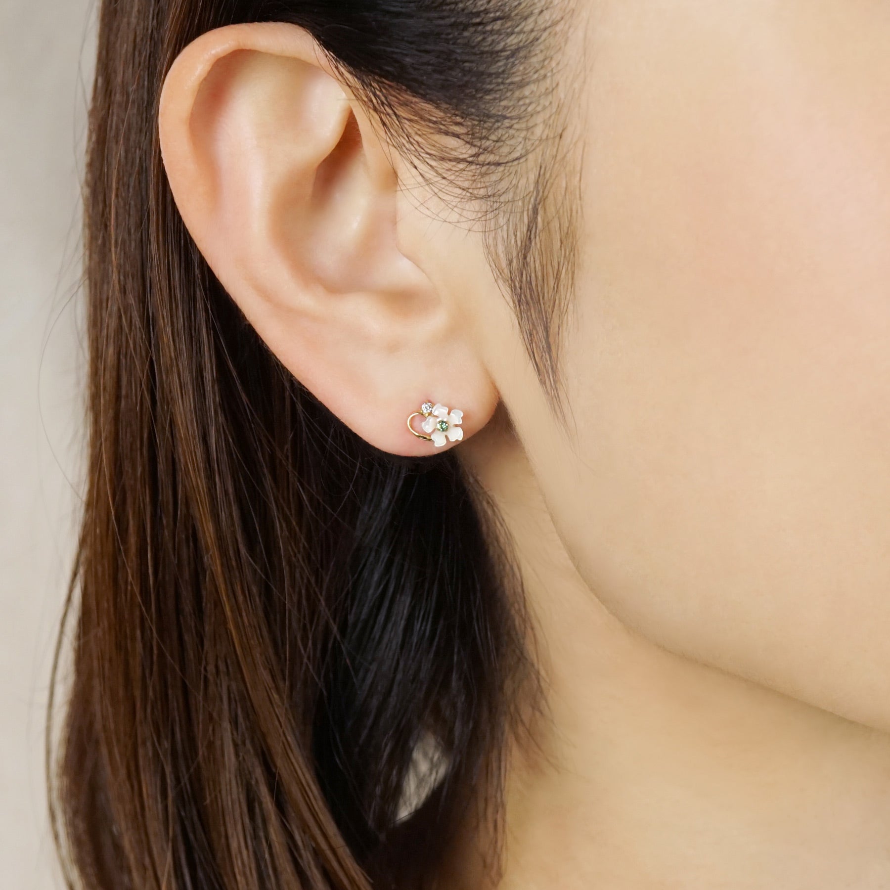 10K Shell Flower Emerald Stud Earrings (Yellow Gold) - Model Image