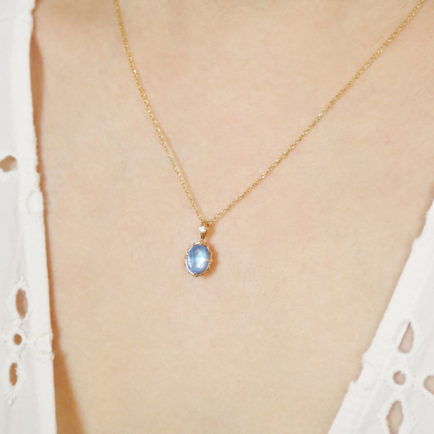 10K "Plage" Blue Quartz x White Shell Necklace (Yellow Gold) - Model Image