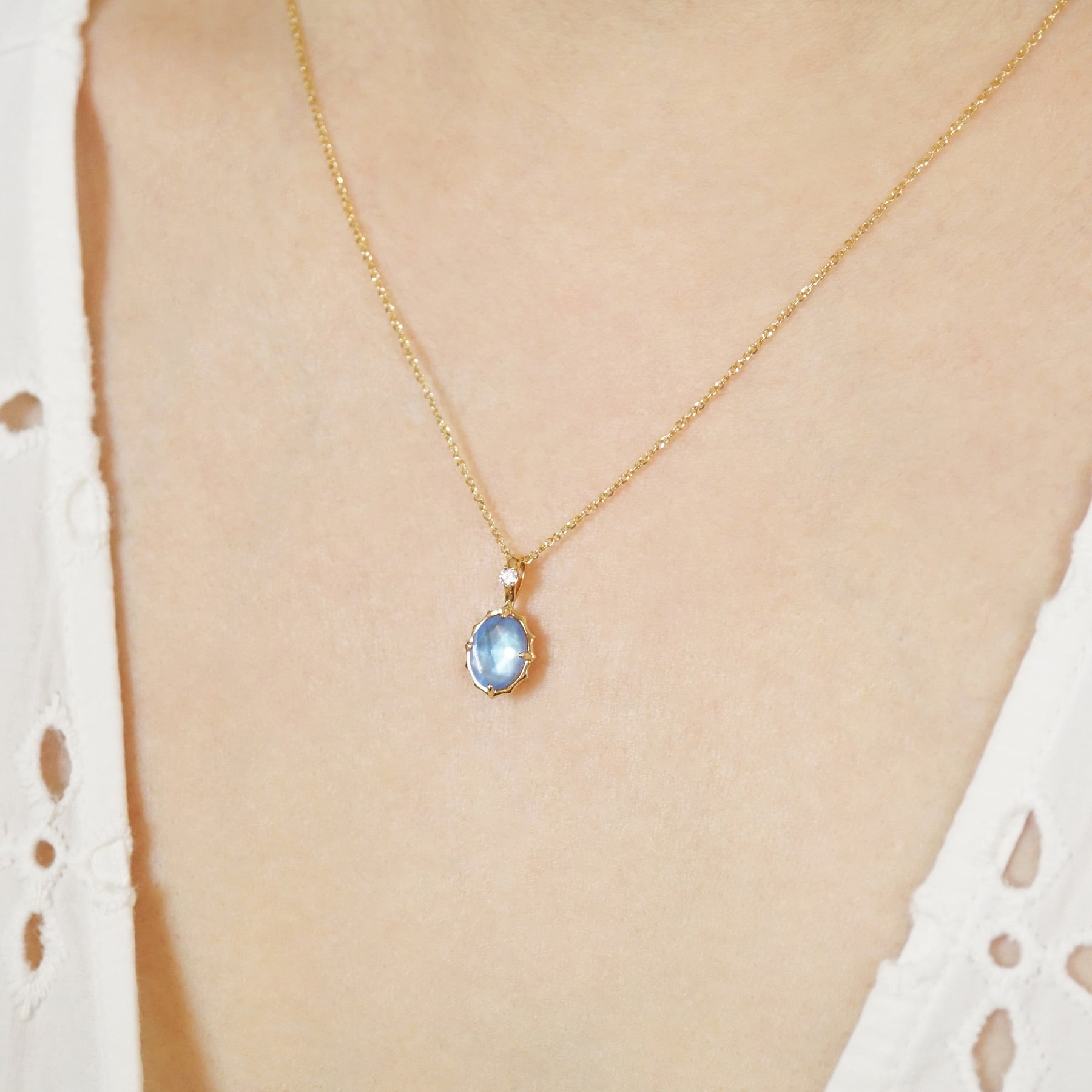 10K "Plage" Blue Quartz x White Shell Necklace (Yellow Gold) - Model Image