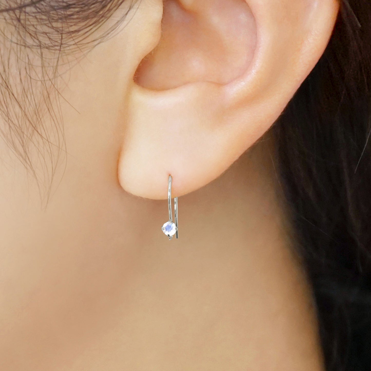 [Palette] 10K Blue Moonstone Wire Base Earrings (White Gold) - Model Image
