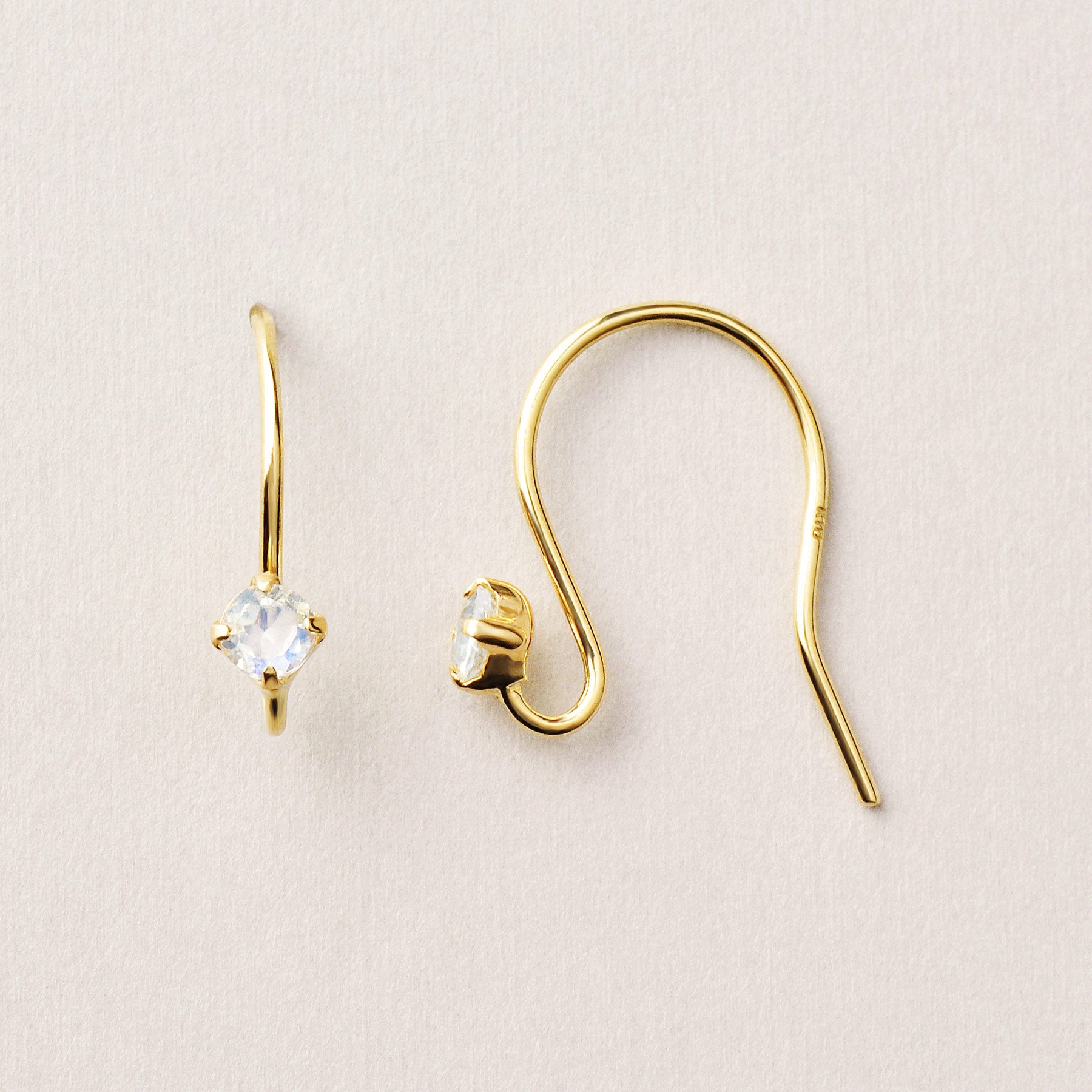 [Palette] 10K Blue Moonstone Wire Base Earrings (Yellow Gold) - Product Image
