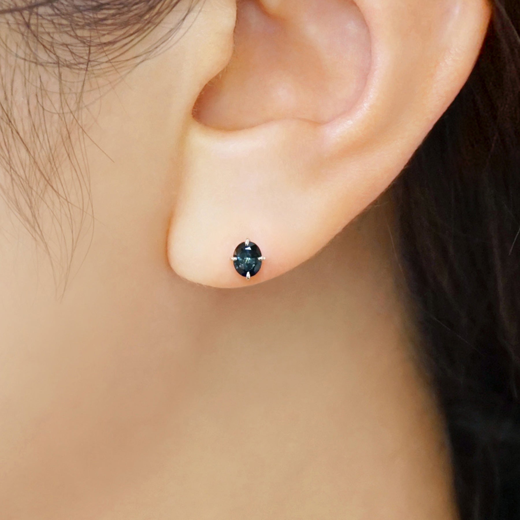 [Limited Quantity] [Second Earrings] Platinum Blue Sapphire Earrings - Model Image