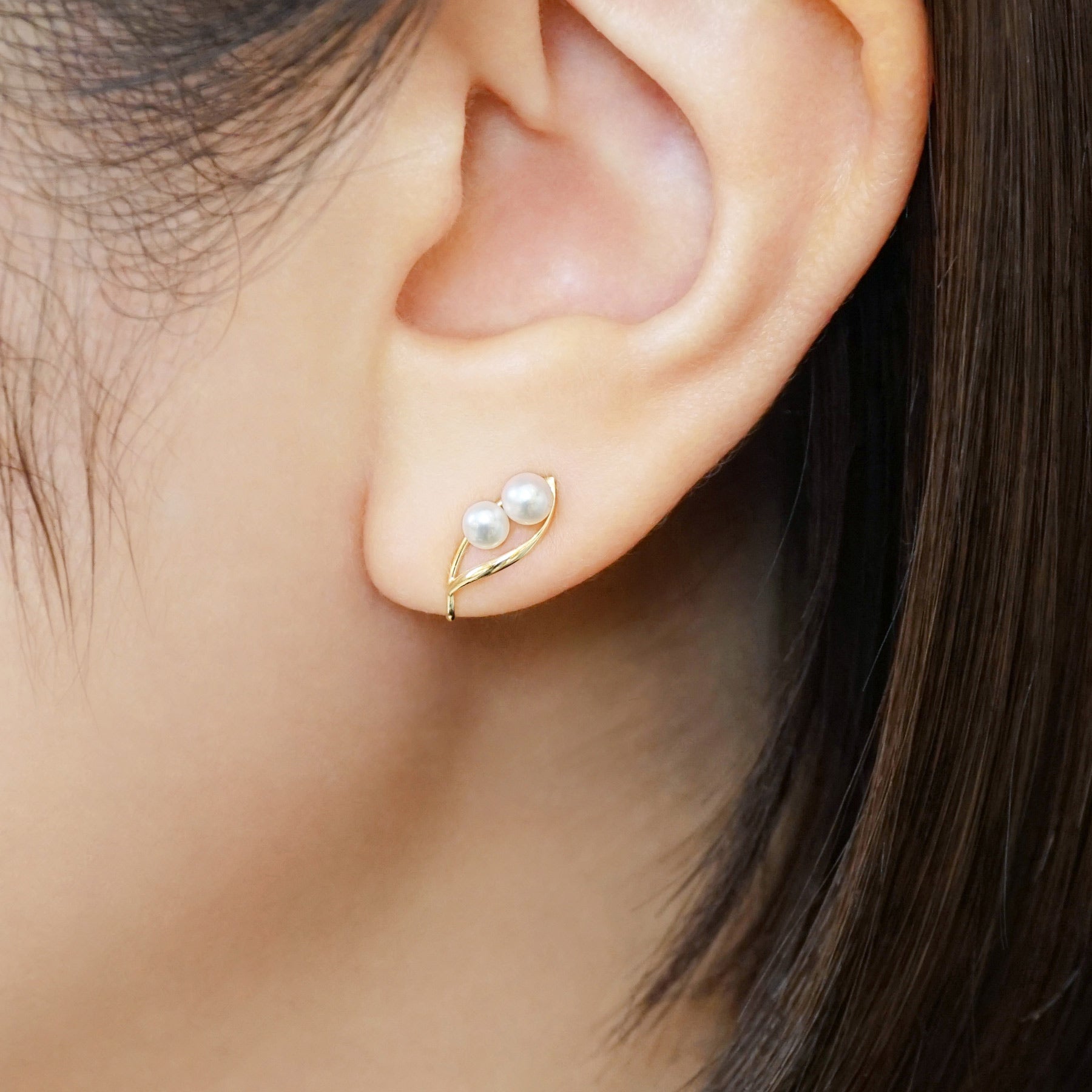 [Airy Clip-On Earrings] 10K Freshwater Pearl Twist Earrings (Yellow Gold) - Model Image