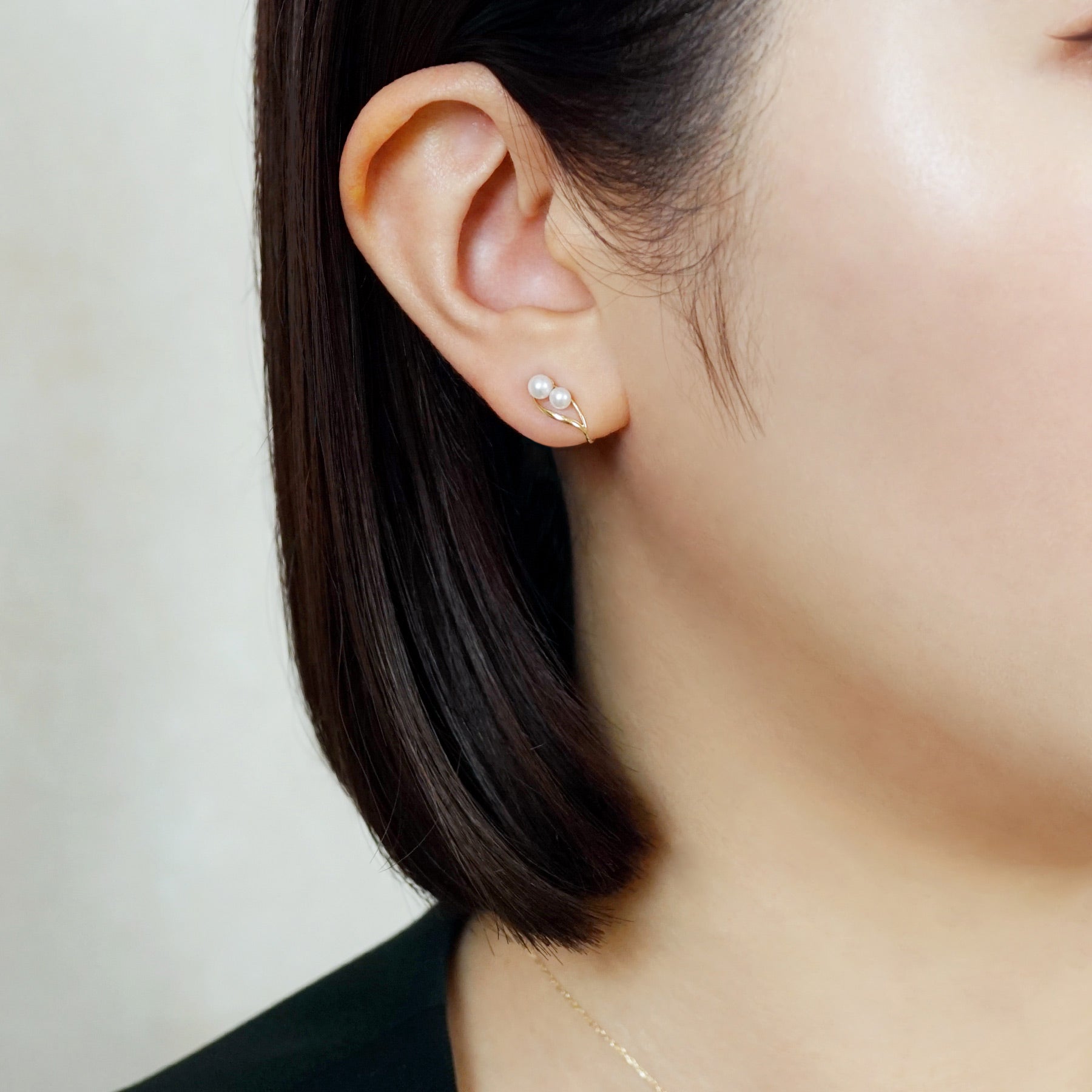 [Airy Clip-On Earrings] 10K Freshwater Pearl Twist Earrings (Yellow Gold) - Model Image