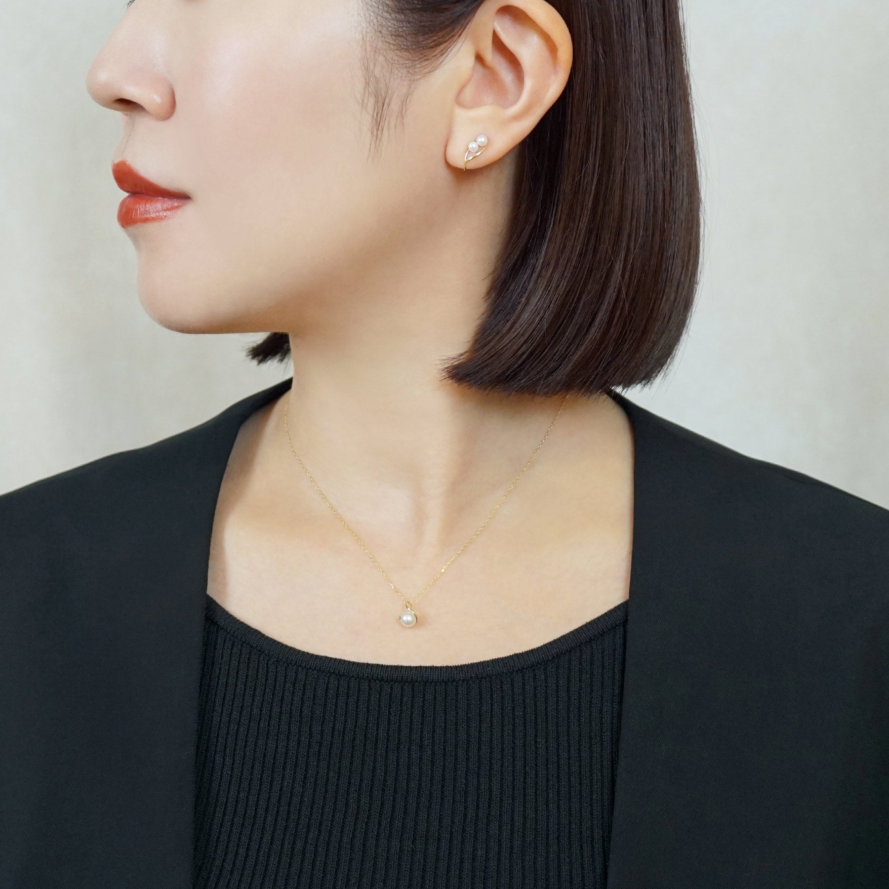 [Airy Clip-On Earrings] 10K Freshwater Pearl Twist Earrings (Yellow Gold) - Model Image