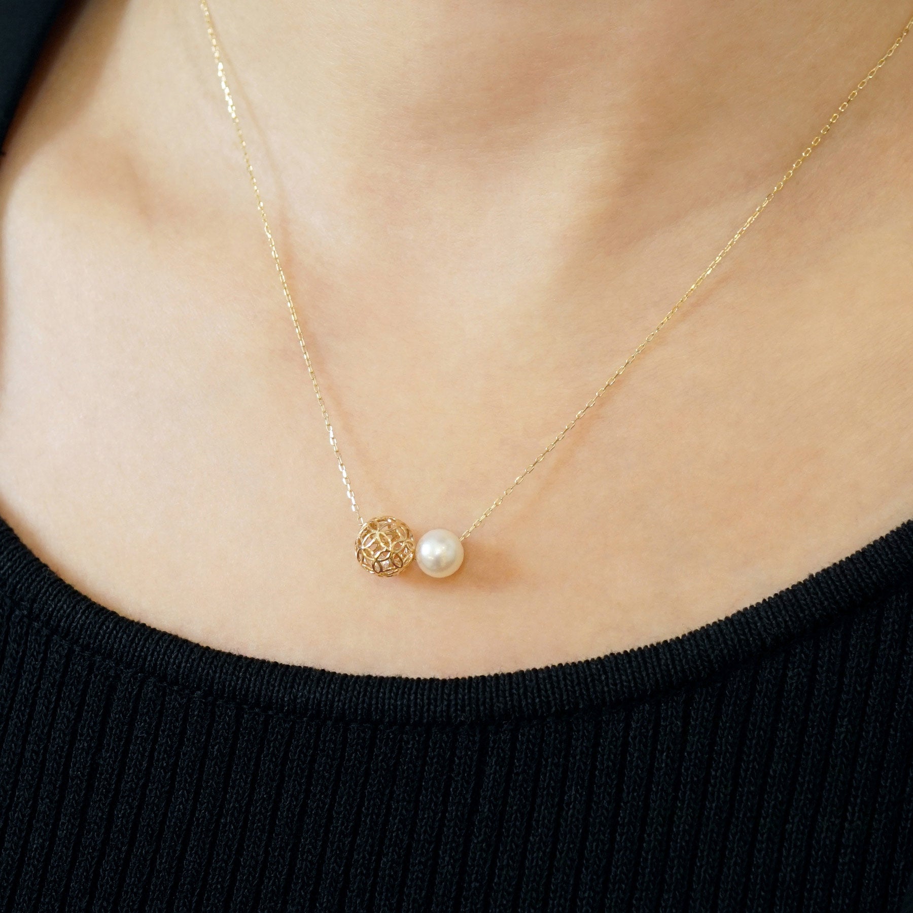 [Pannier] 10K Akoya Pearl Flower Pattern Necklace (Yellow Gold) - Model Image