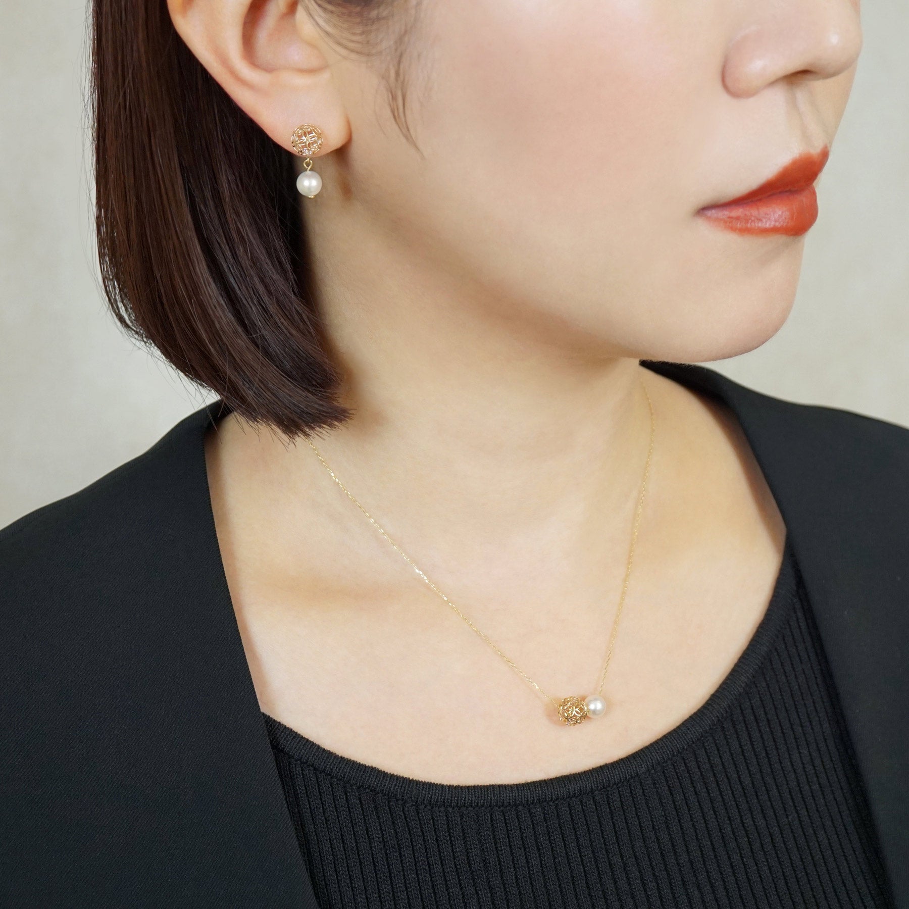 [Pannier] 10K Akoya Pearl Flower Pattern Necklace (Yellow Gold) - Model Image