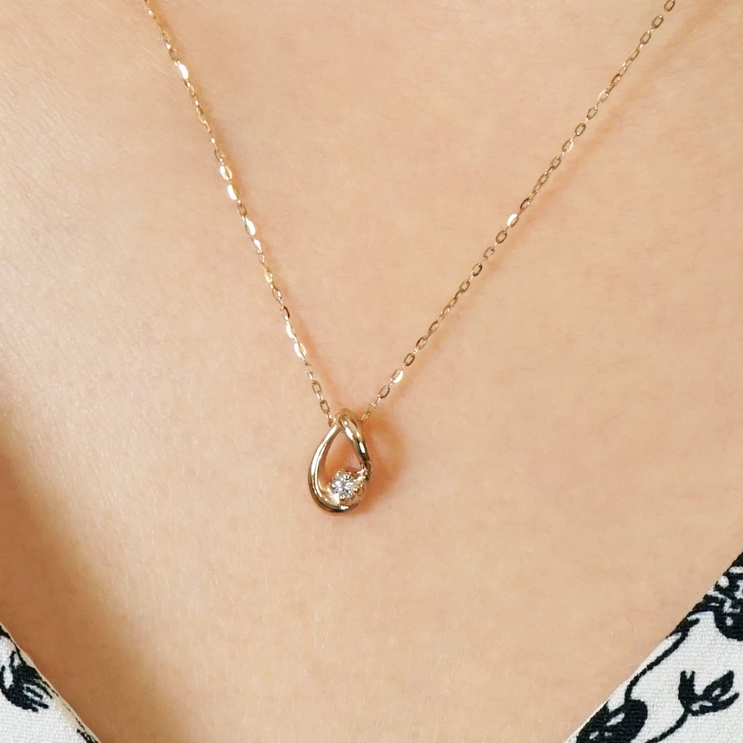 [WEB Exclusive] 10K Diamond Dew Drop Necklace (Rose Gold) - Model Image