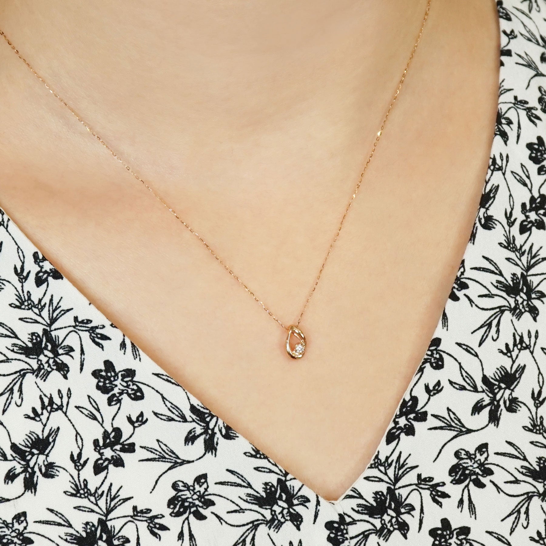 [WEB Exclusive] 10K Diamond Dew Drop Necklace (Rose Gold) - Model Image