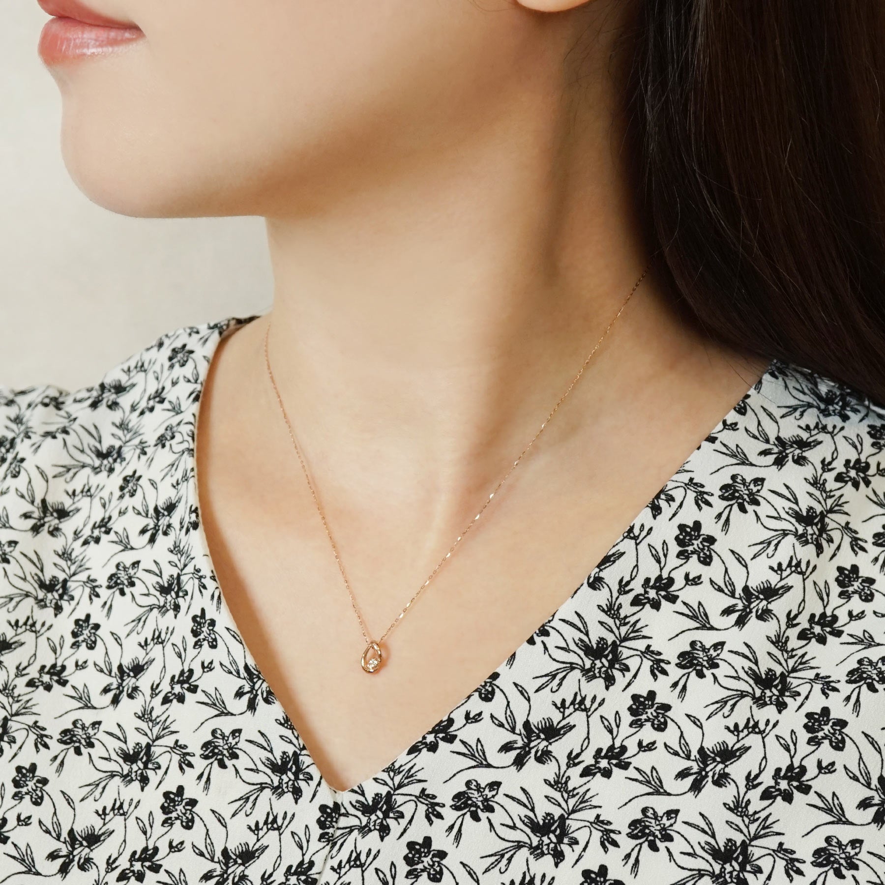 [WEB Exclusive] 10K Diamond Dew Drop Necklace (Rose Gold) - Model Image