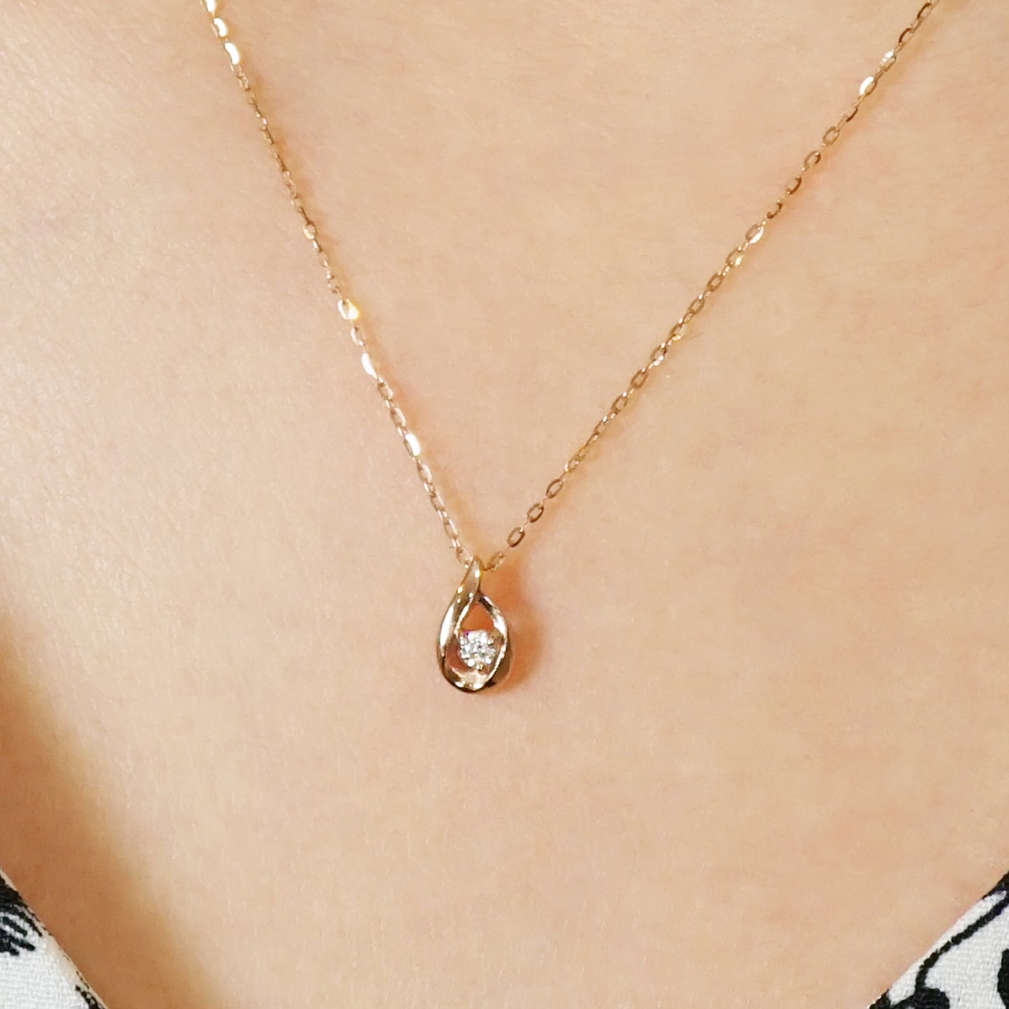 [WEB Exclusive] 10K Diamond Dew Drop Petit Necklace (Rose Gold) - Model Image